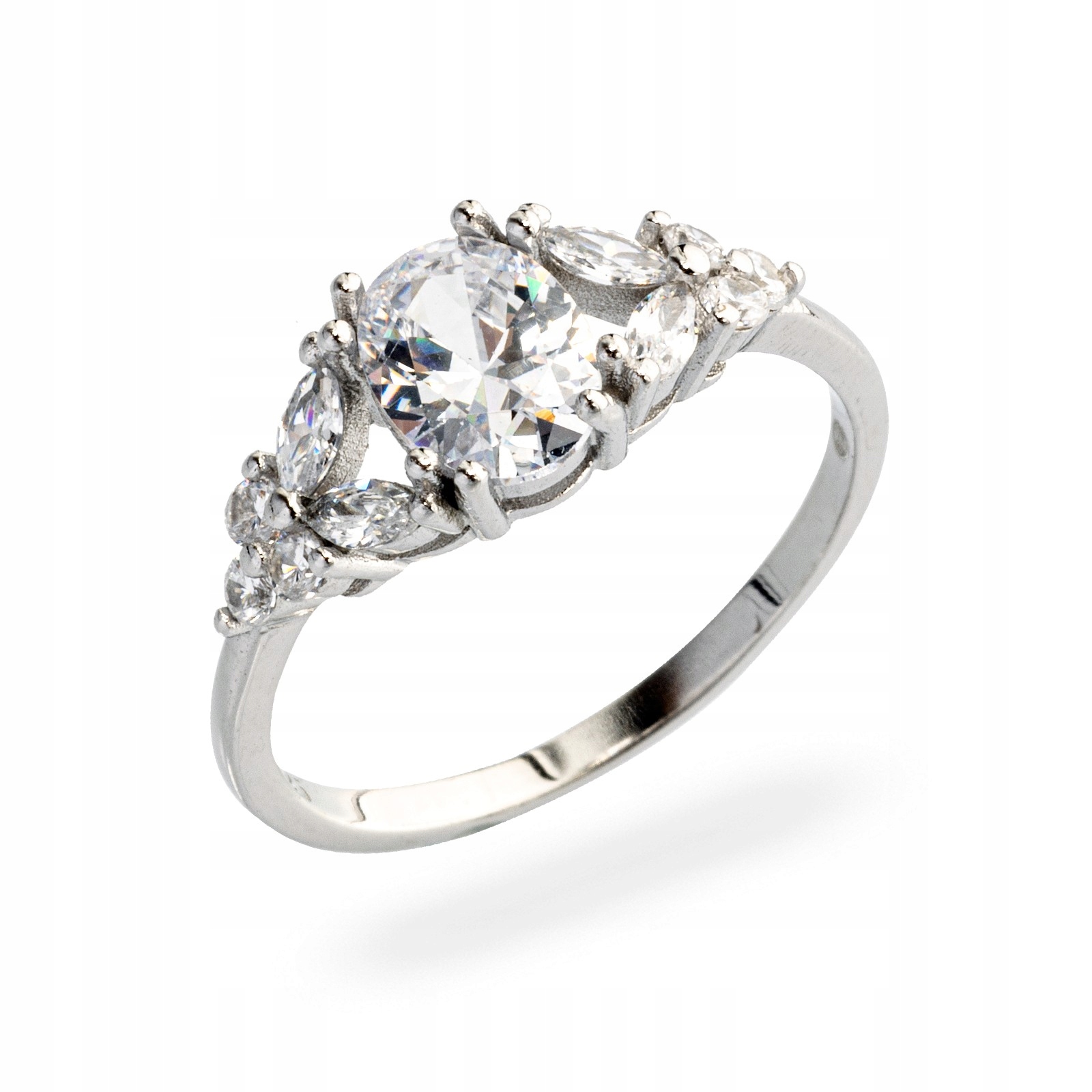 Stříbrný prstýnek s bílou oválnou zirkonií