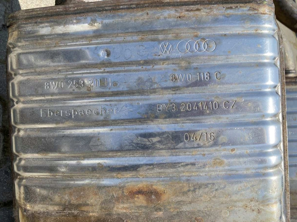 TLUMIK mitte AUDI A4 B9 2.0 TFSI 8W0253211H