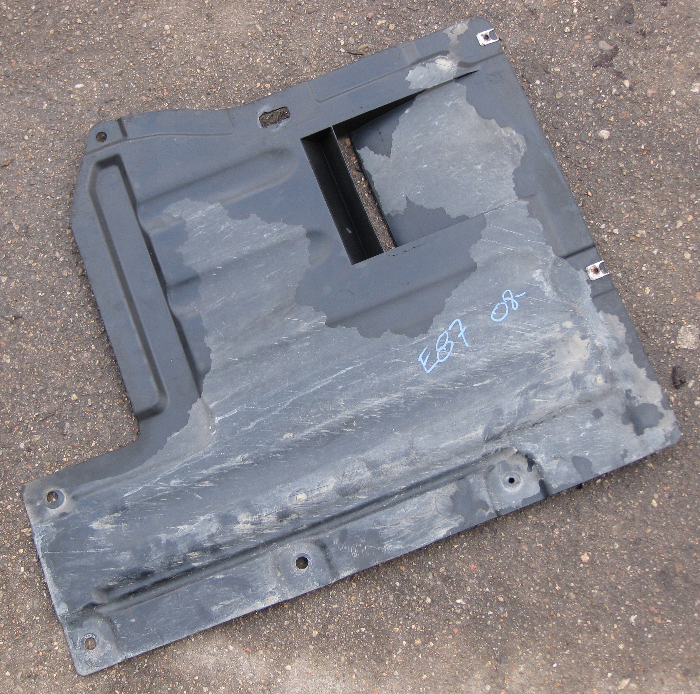 BMW E87 2.0 and 08R cover central chassis 7167810