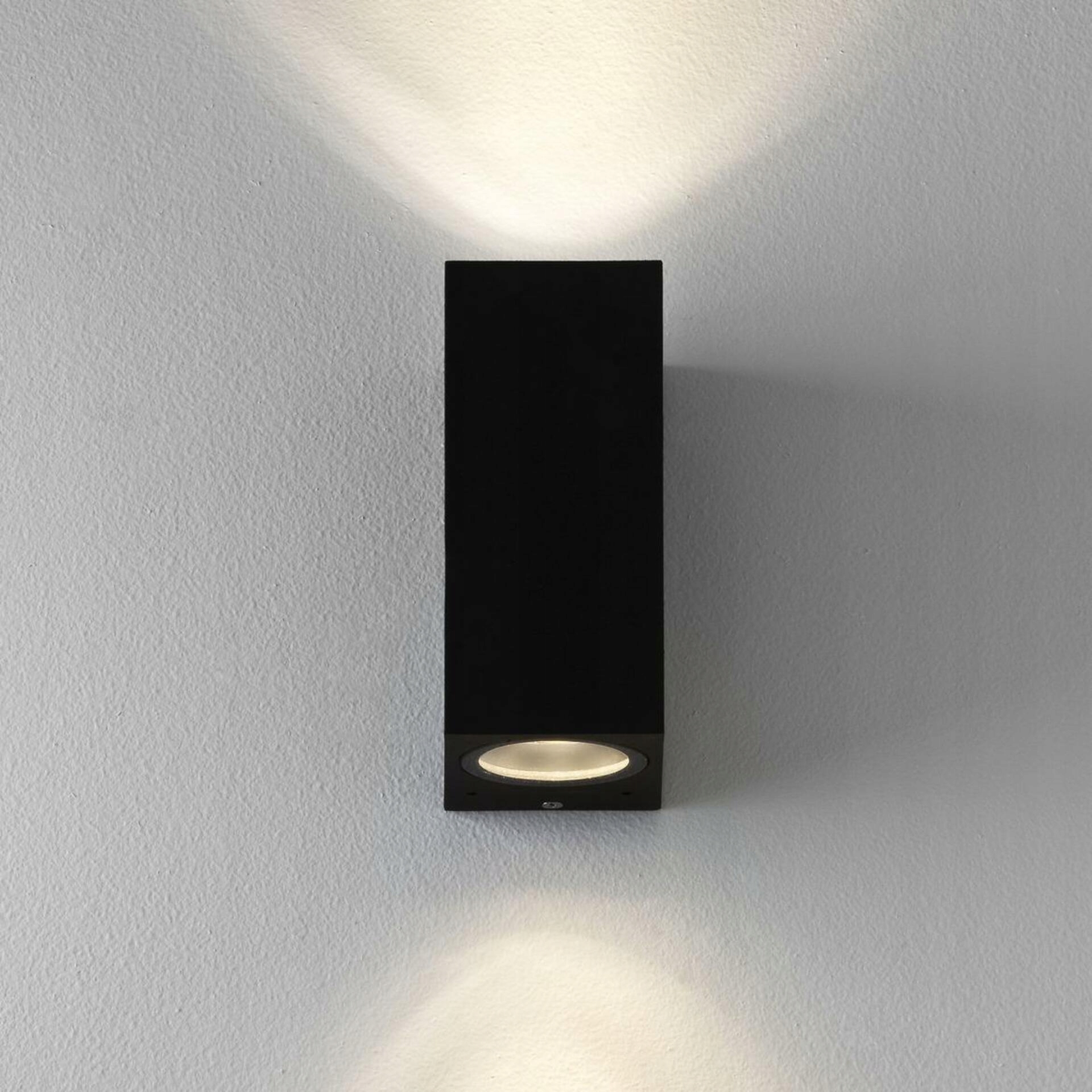 Nástenné svietidlo Astro Chios 150, čierne, 2x6W GU10, IP44, moderný design