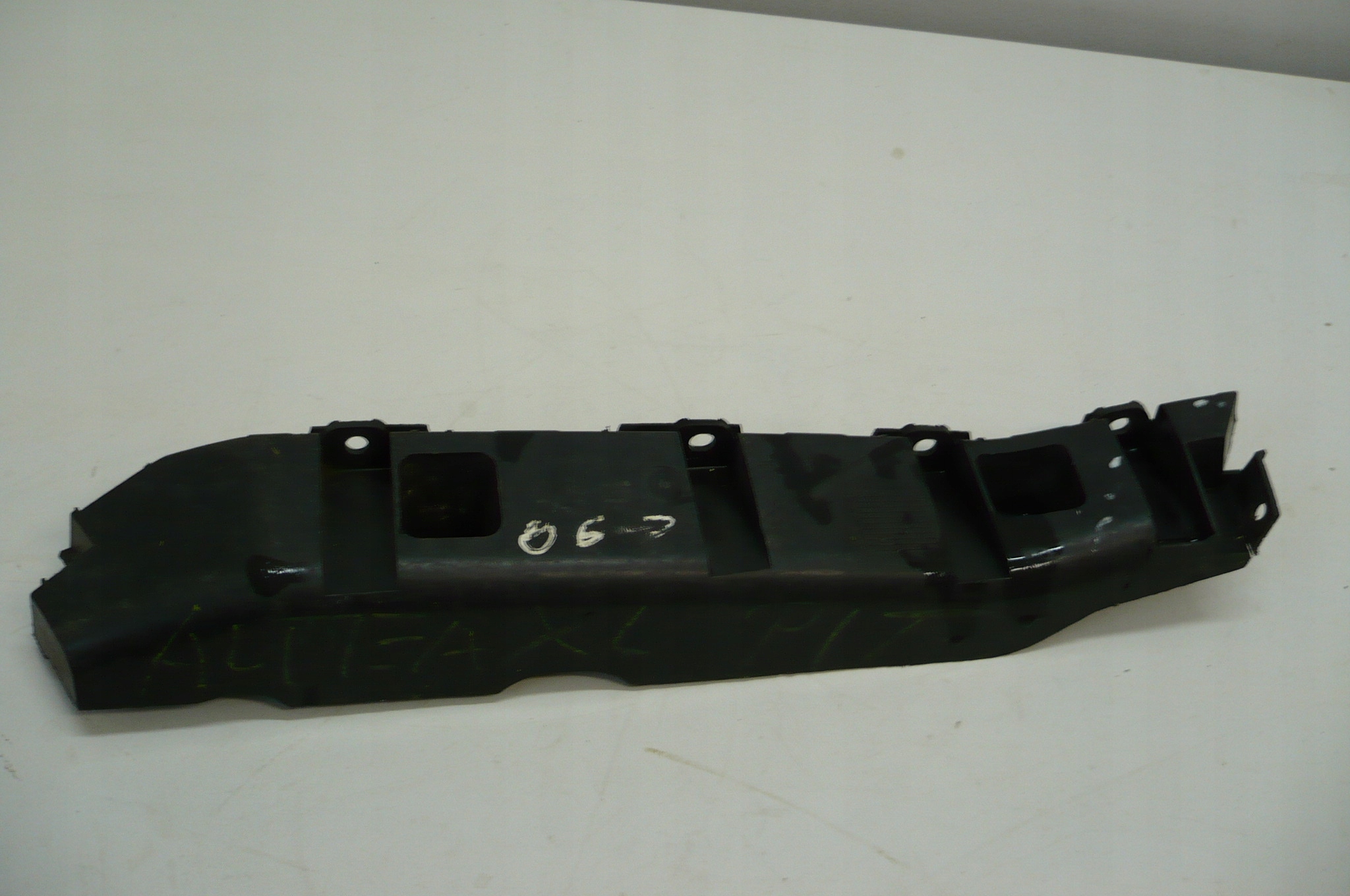 SEAT ALTEA XL 2006- holder bumper bracket right rear part