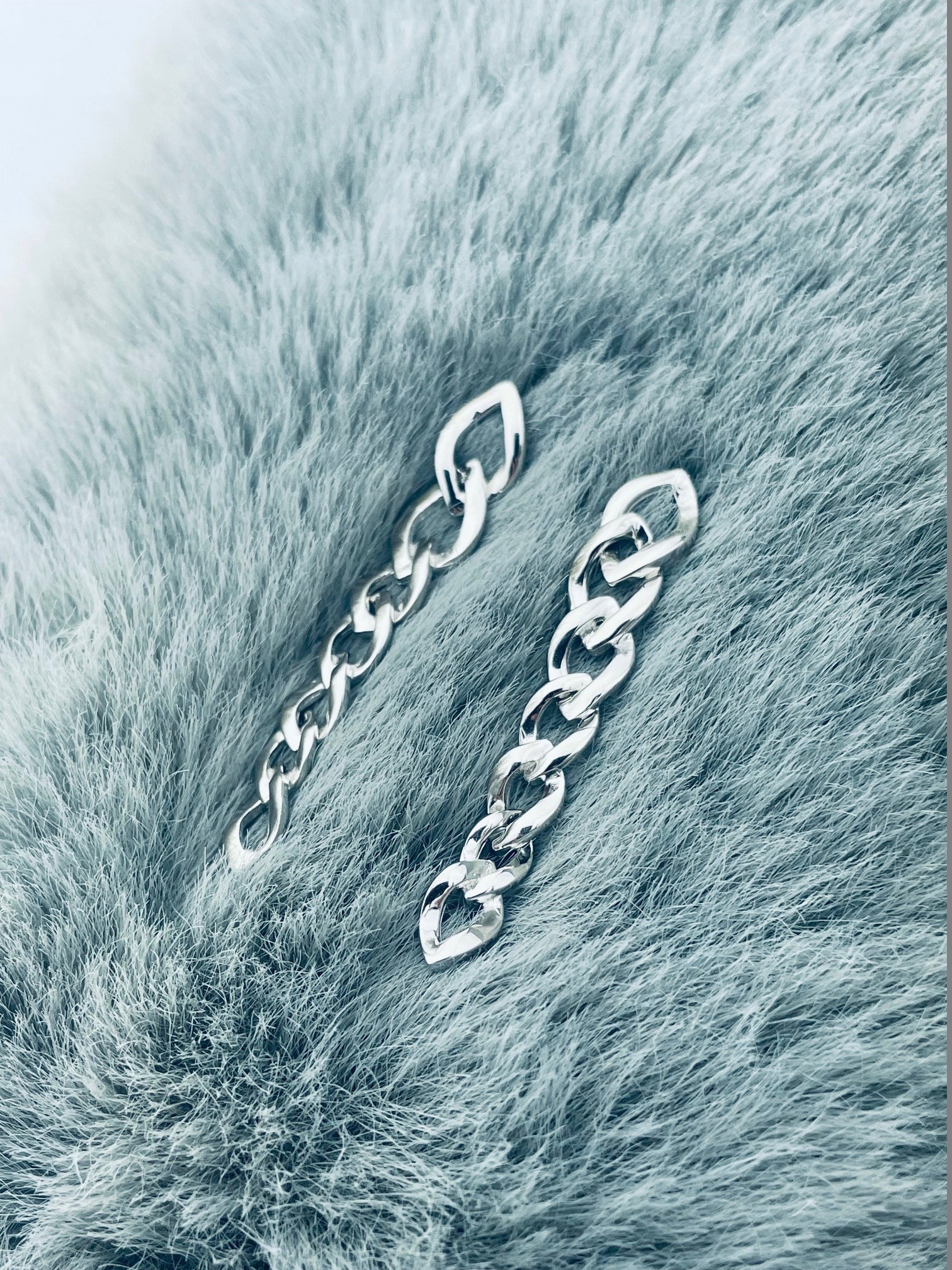 Stříbrné náušnice zavěšené na řetízek