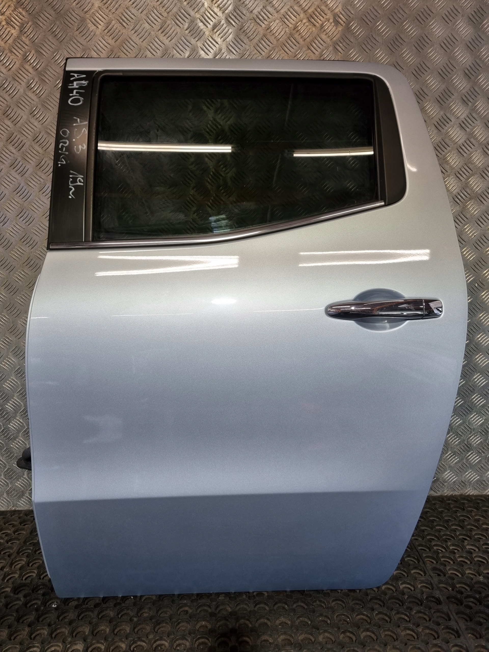 MERCEDES X-KLASA W470 DRZWI LEWE TYL