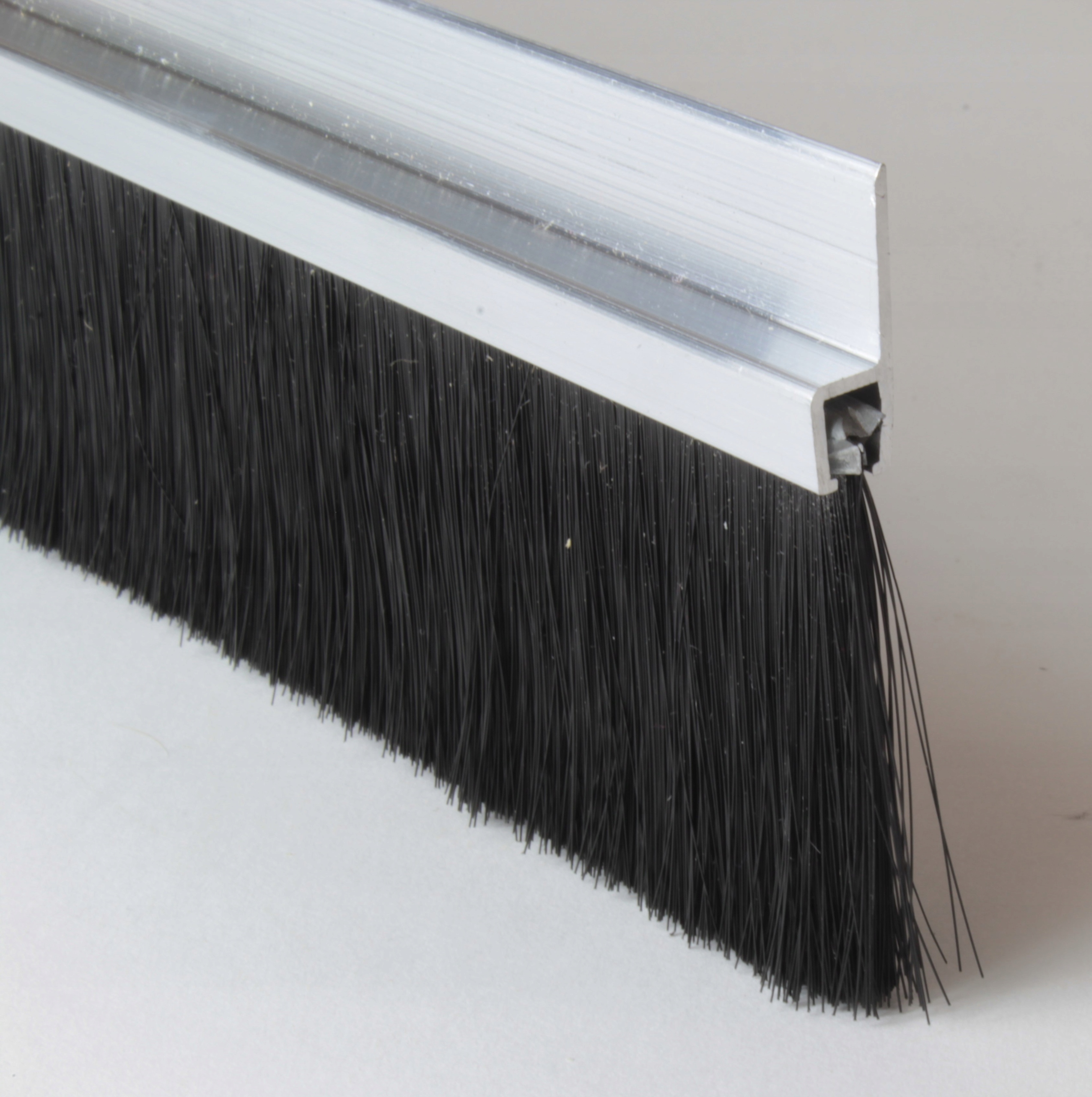 USZCZELKA SZCZOTKOWA H 34mm ALUMINIUM SUROWE 1m