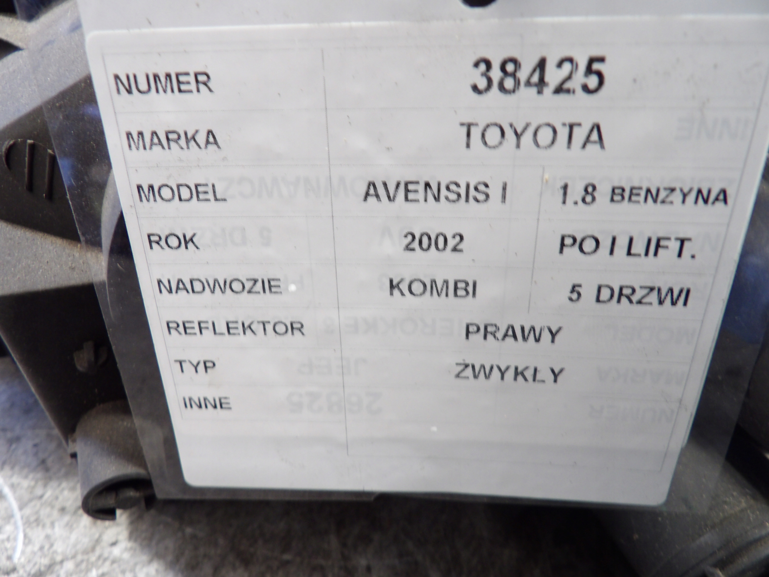 Toyota Avensis and light front right