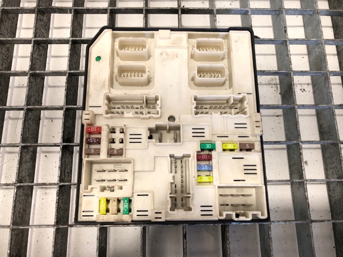 SKRZYNKA BEZPIECZNIKÓW RENAULT MASTER III 284B67570R Bus 2.3 163KM MODUŁ