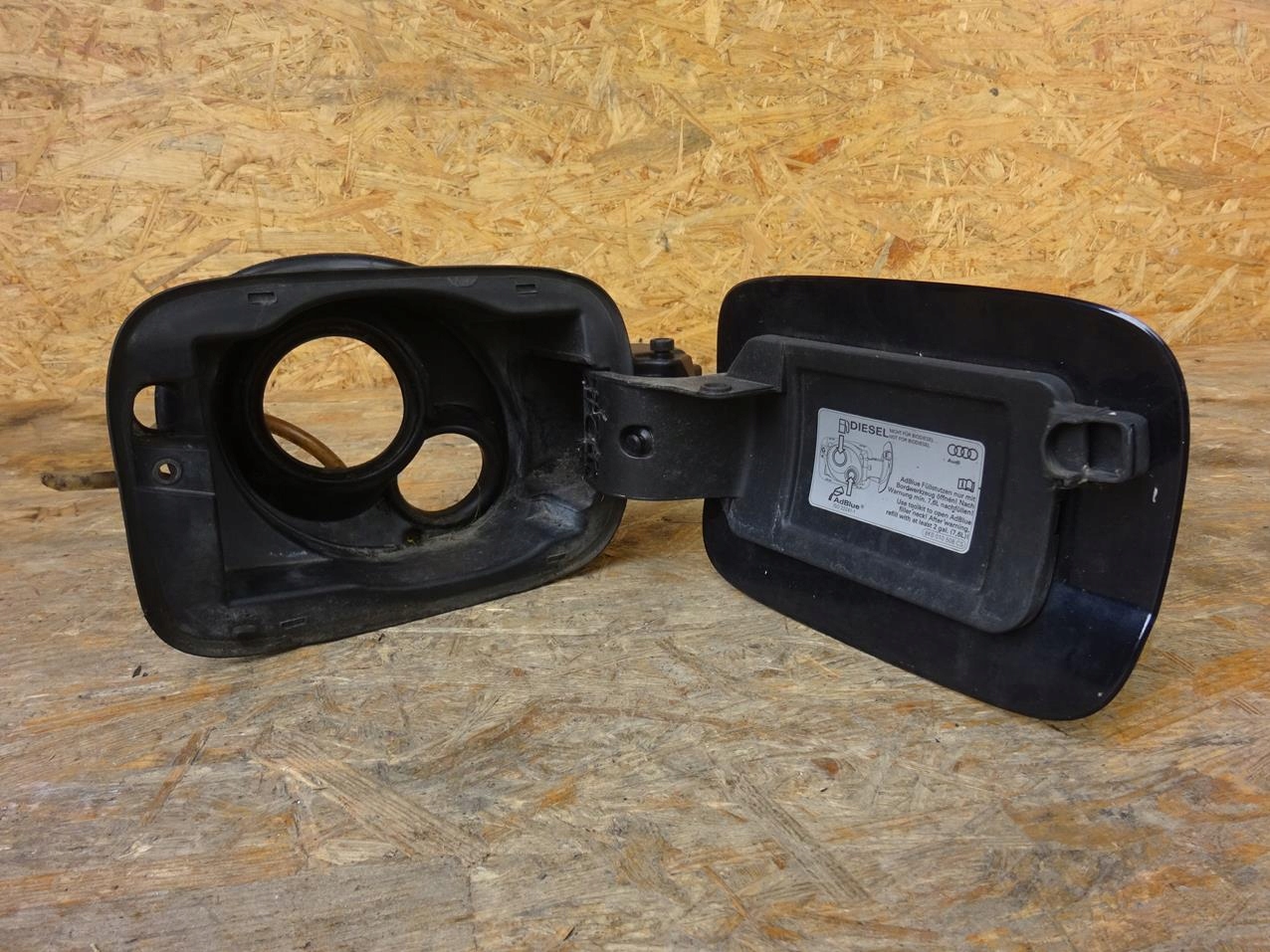 AUDI A4 B8 8K 2.0 TDI KLAPKA WLEWU PALIWA ADBLUE LX5R 8K0010508CS Numer katalogowy części 8K0010508CS 8K0809999A 8K0809933B LX5R KLAPKA WLEWU