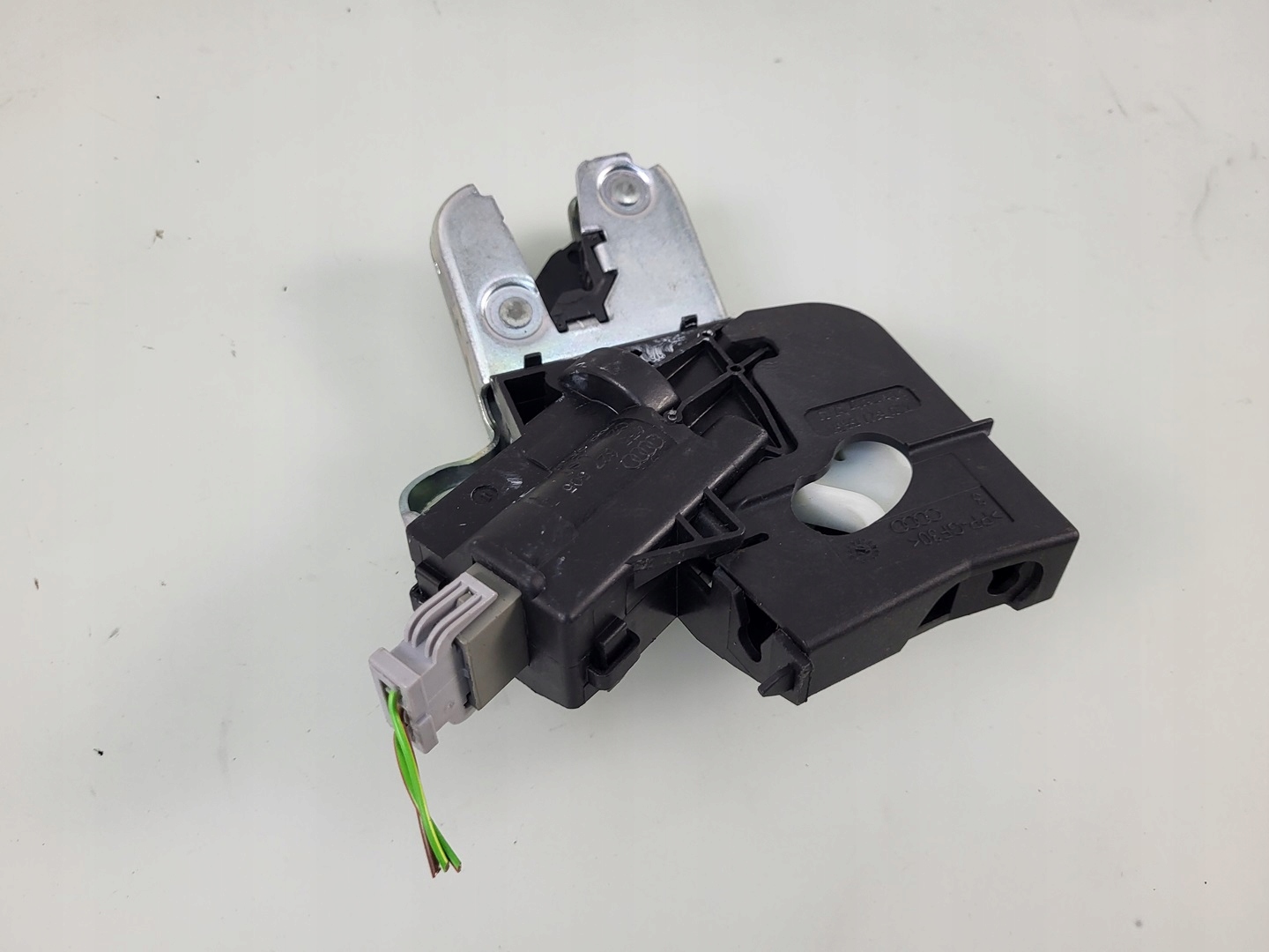 lock bonnet boot rear part AUDI A4 B8 LIFT A5 8T A6 A8 4E0827645A