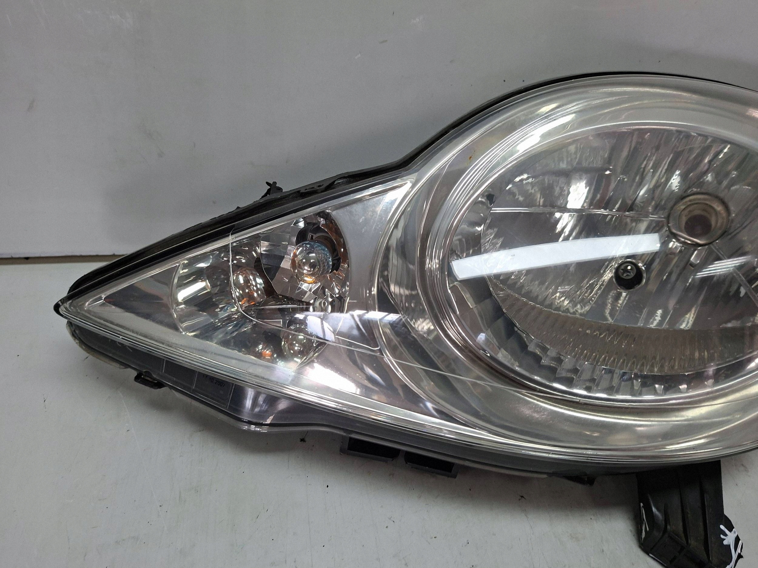 light front left 81150-OH030 PEUGEOT 107 2005