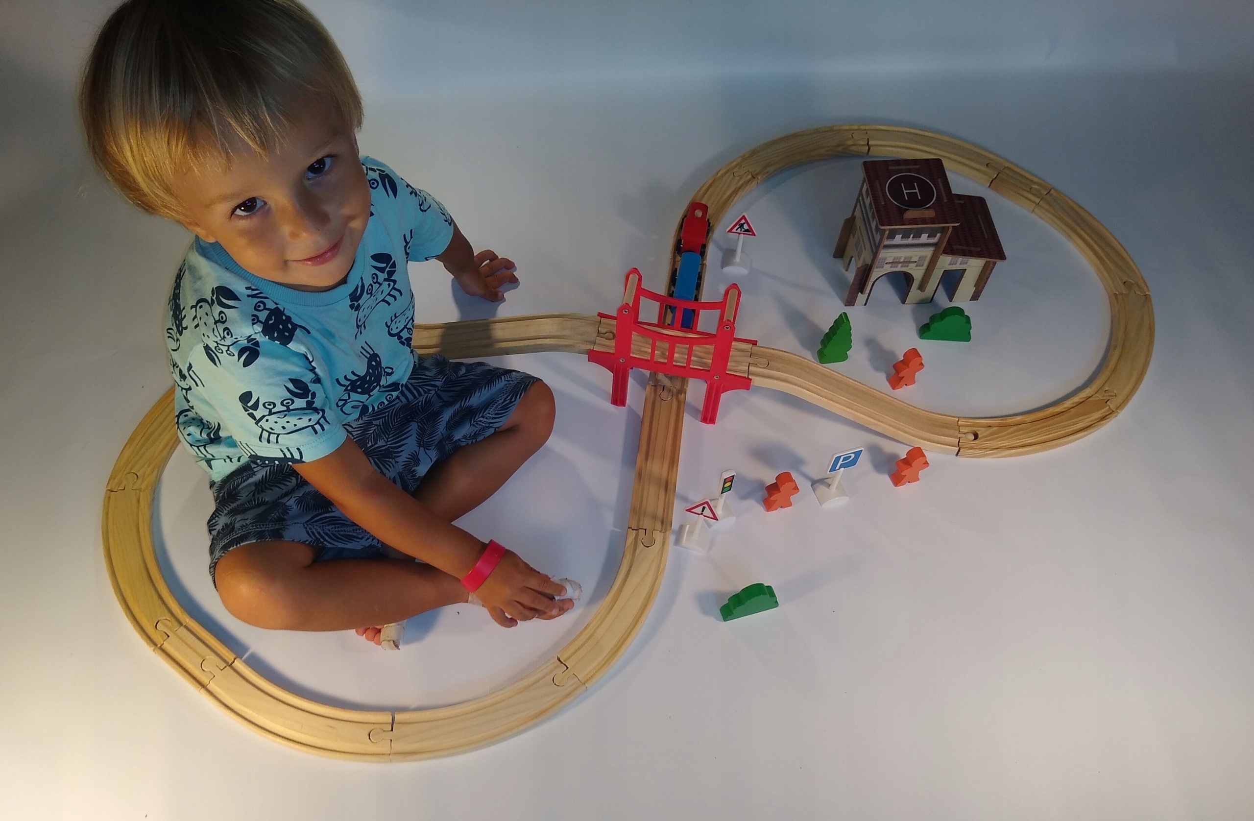 DREWNIANA KOLEJKA WIADUKT BUDYNEK +akcesoria Bohater brak