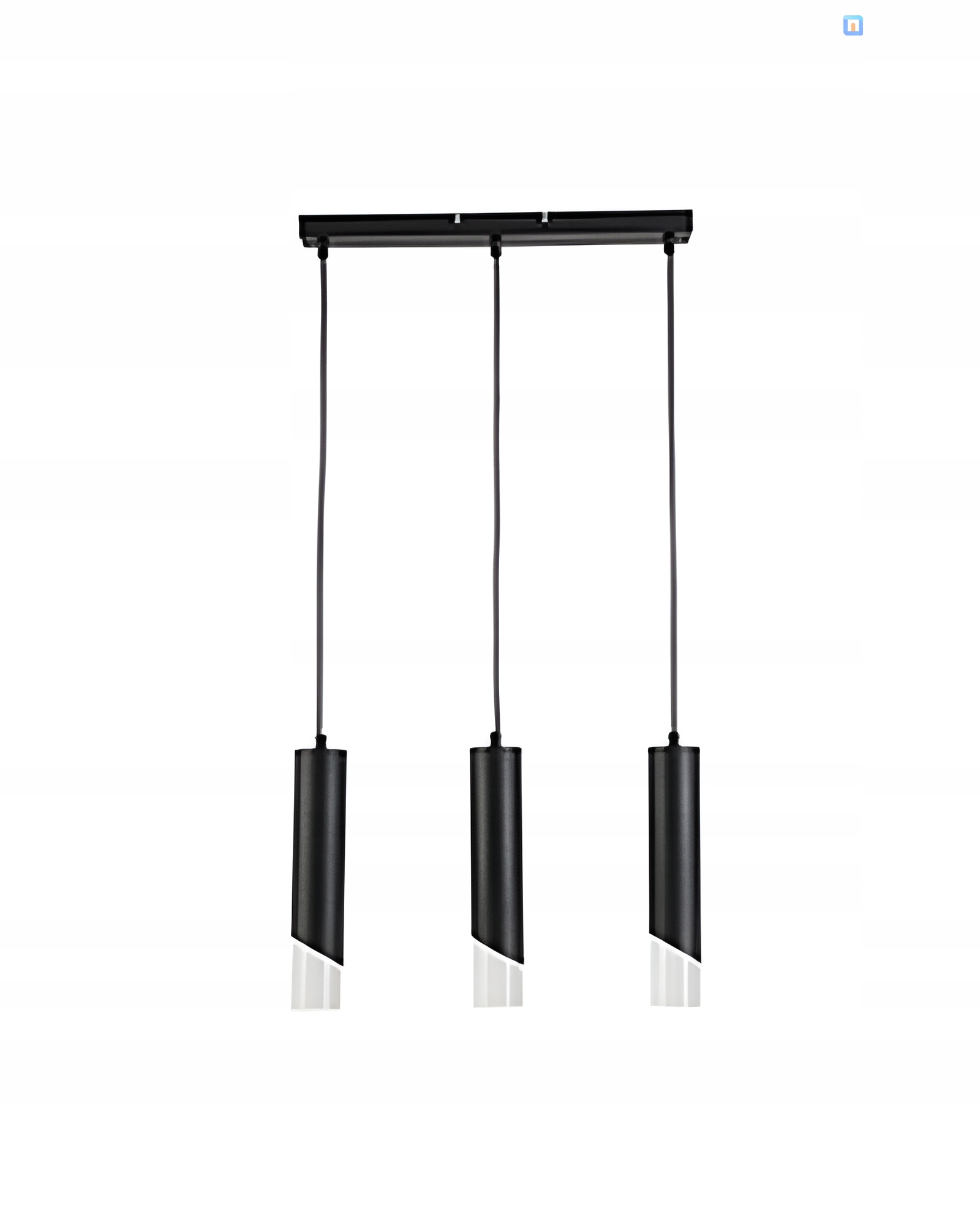 Stropná lampa zakončená šikmou, priehľadnou časťou do jedálne Hardin