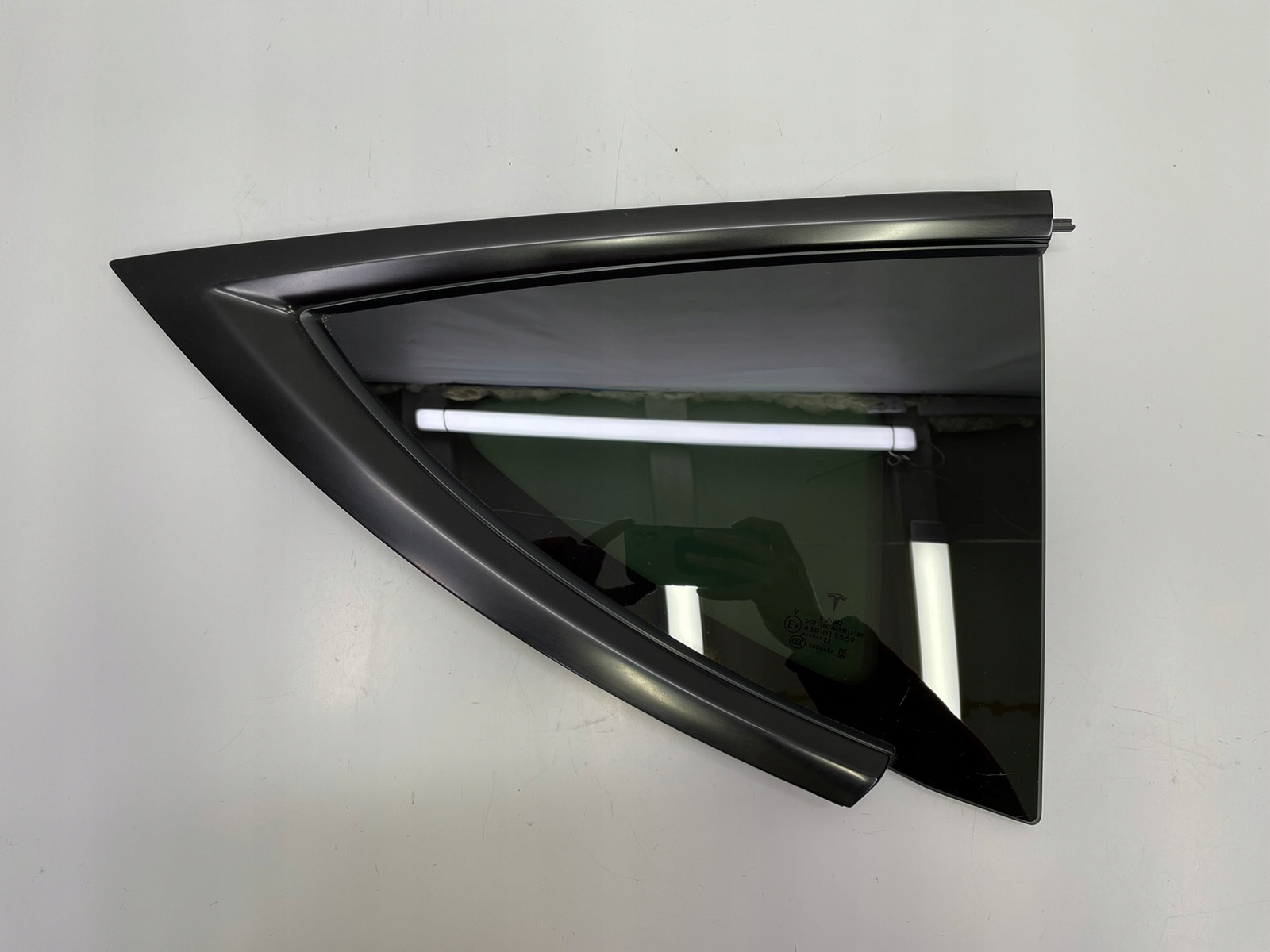 1600809-00-A - Кузовне скло задня права Tesla Y
