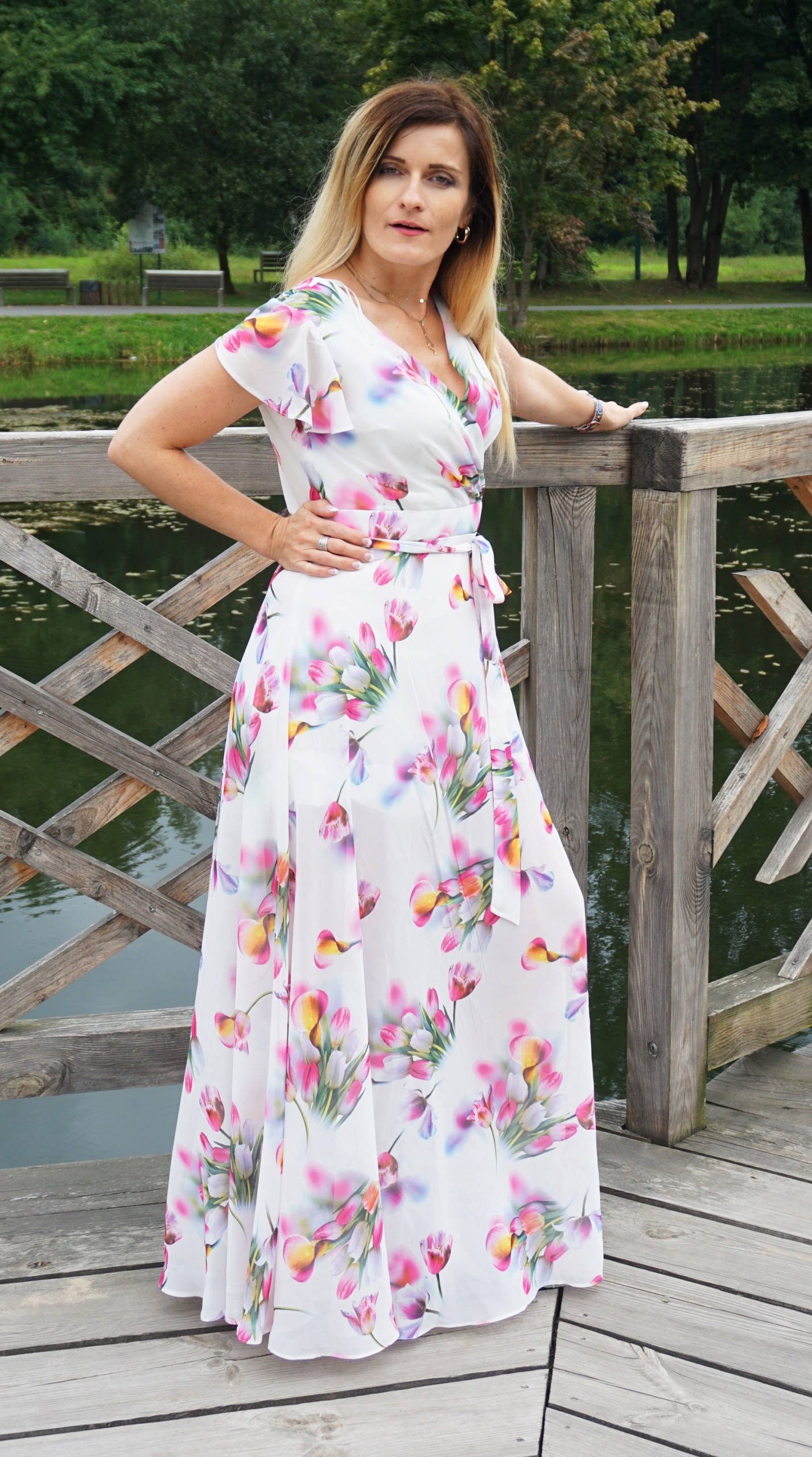 SUKIENKA DŁUGA ZWIEWNA TULIPANY SZEROKI DÓŁ r. 44 Dekolt kopertowy