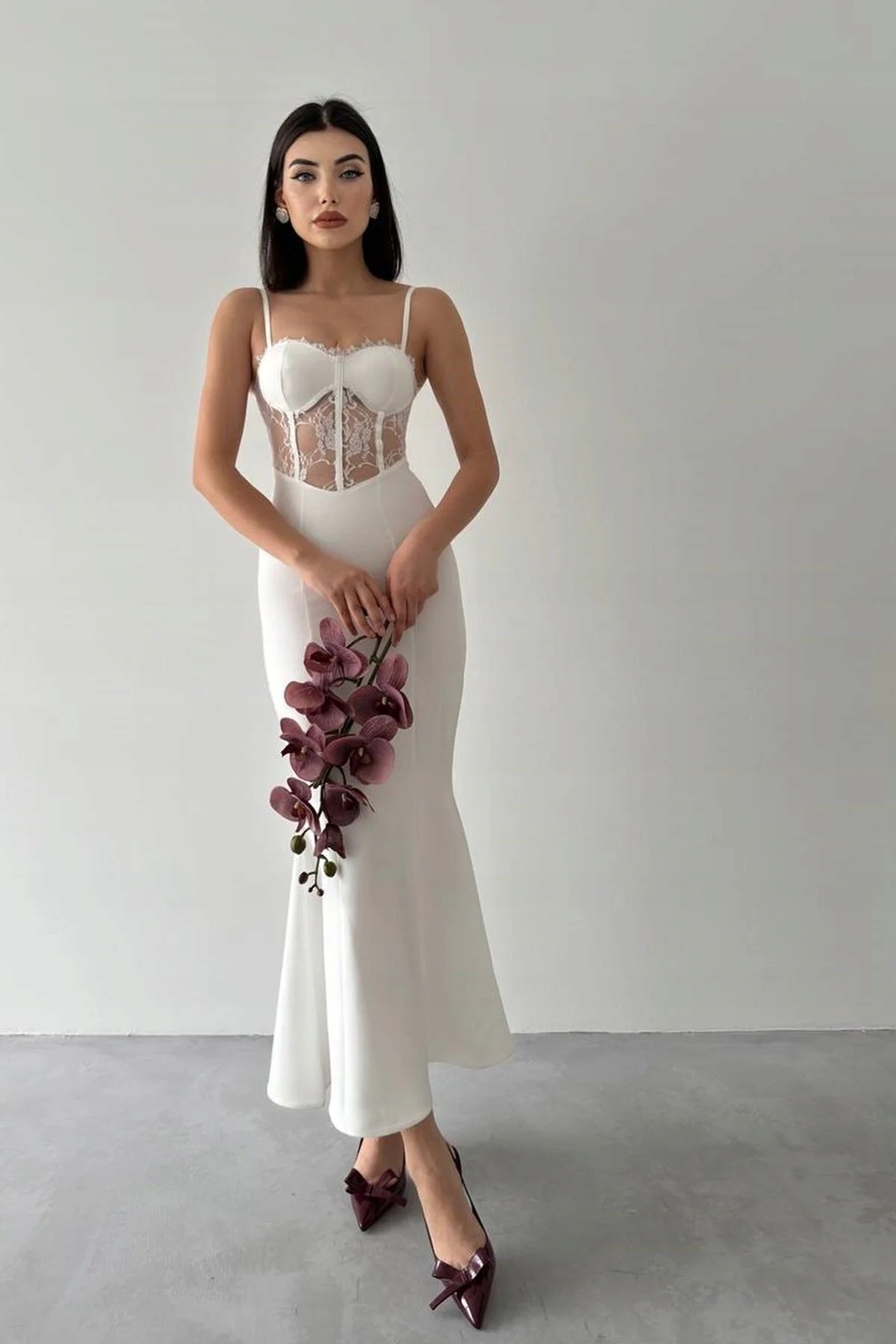 Elegantní Šaty MIDI S Krajkovým Korzetem A Splývavým Spodním Dílem M 5IA
