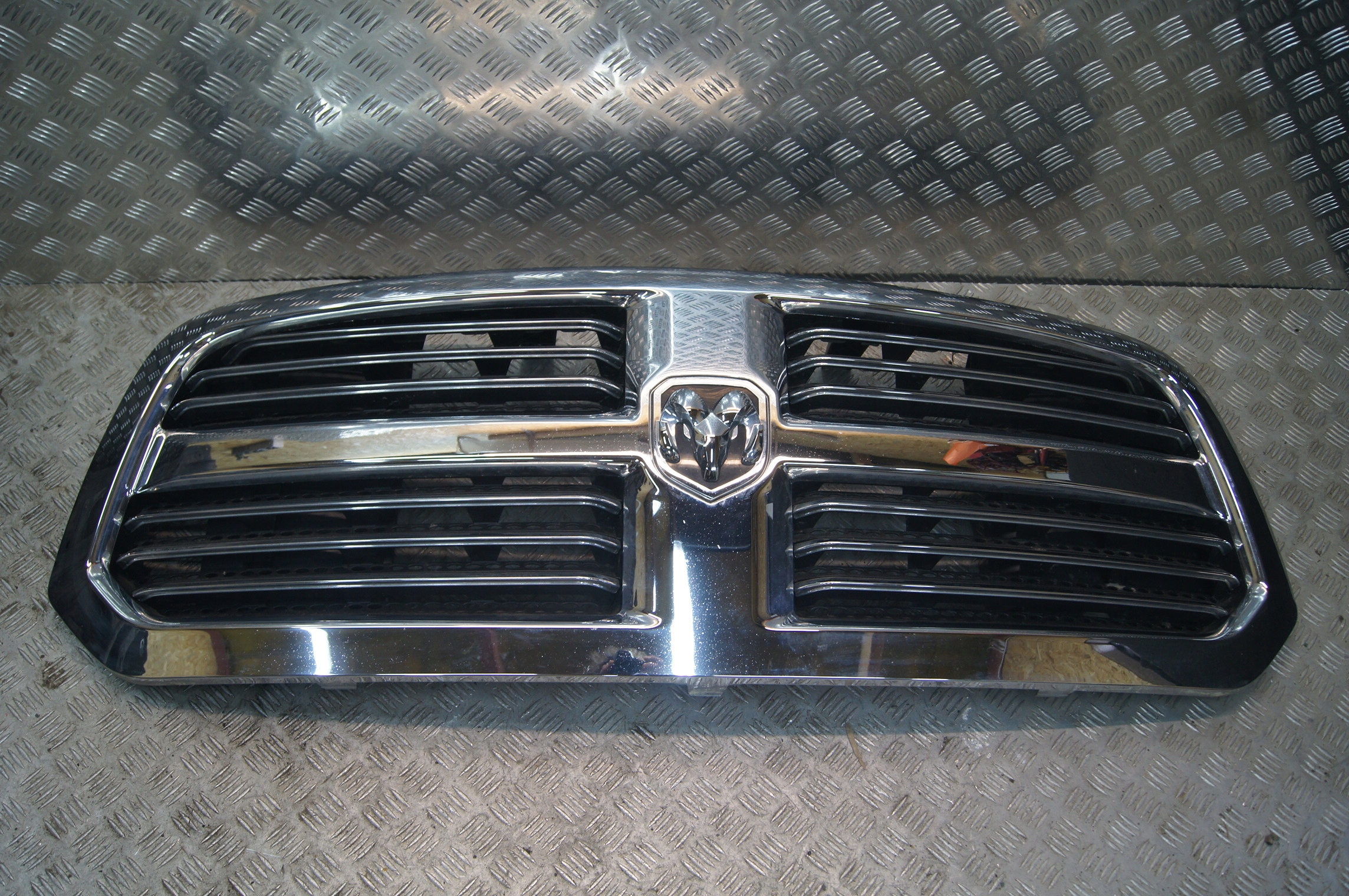 Dodge RAM 1500 atrapa grill 2015