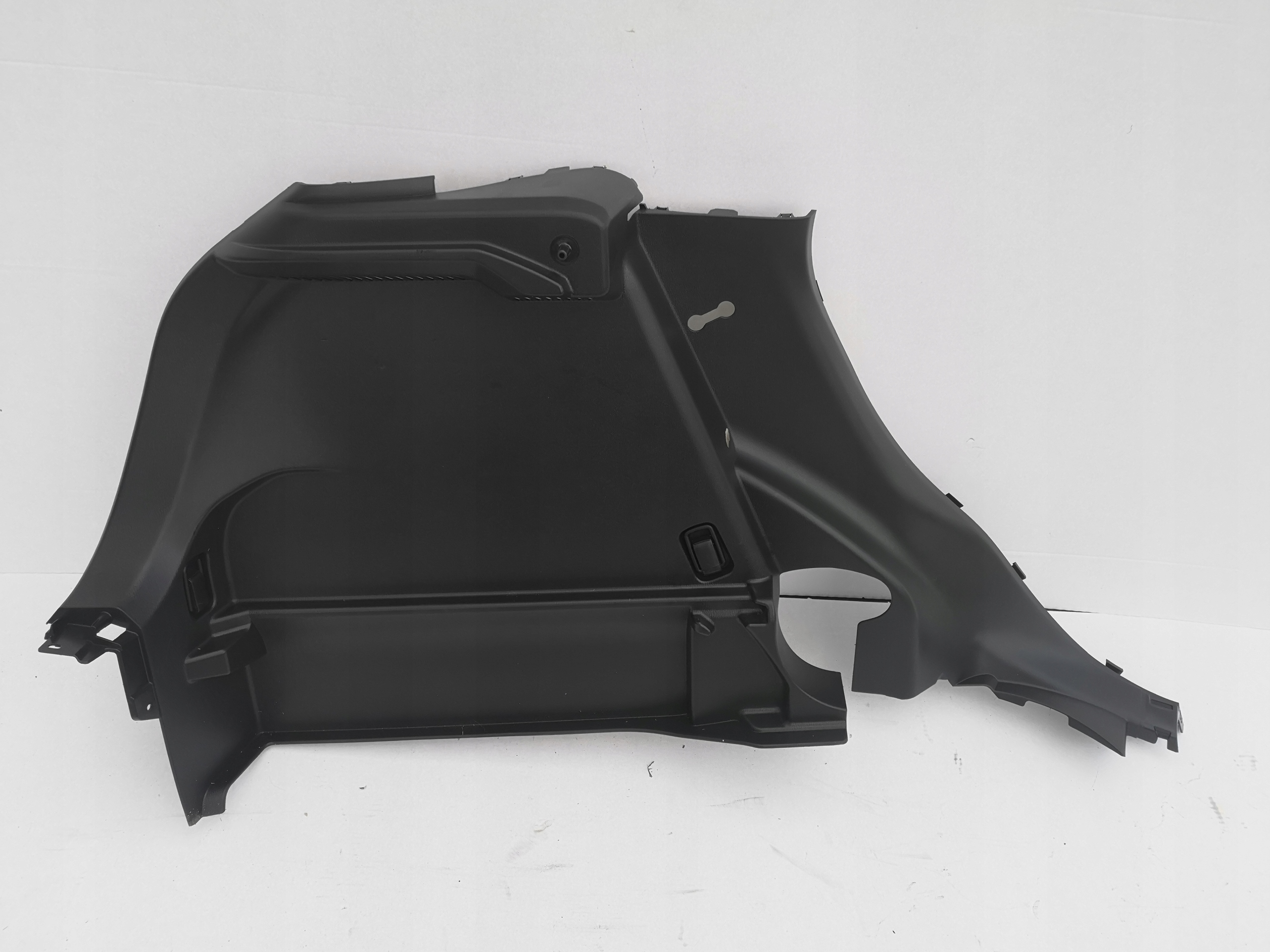 CX-3 ОБИВКА БАГАЖНИКА ЛЕВЫЙ ЗАДНИЙ D10E-68870