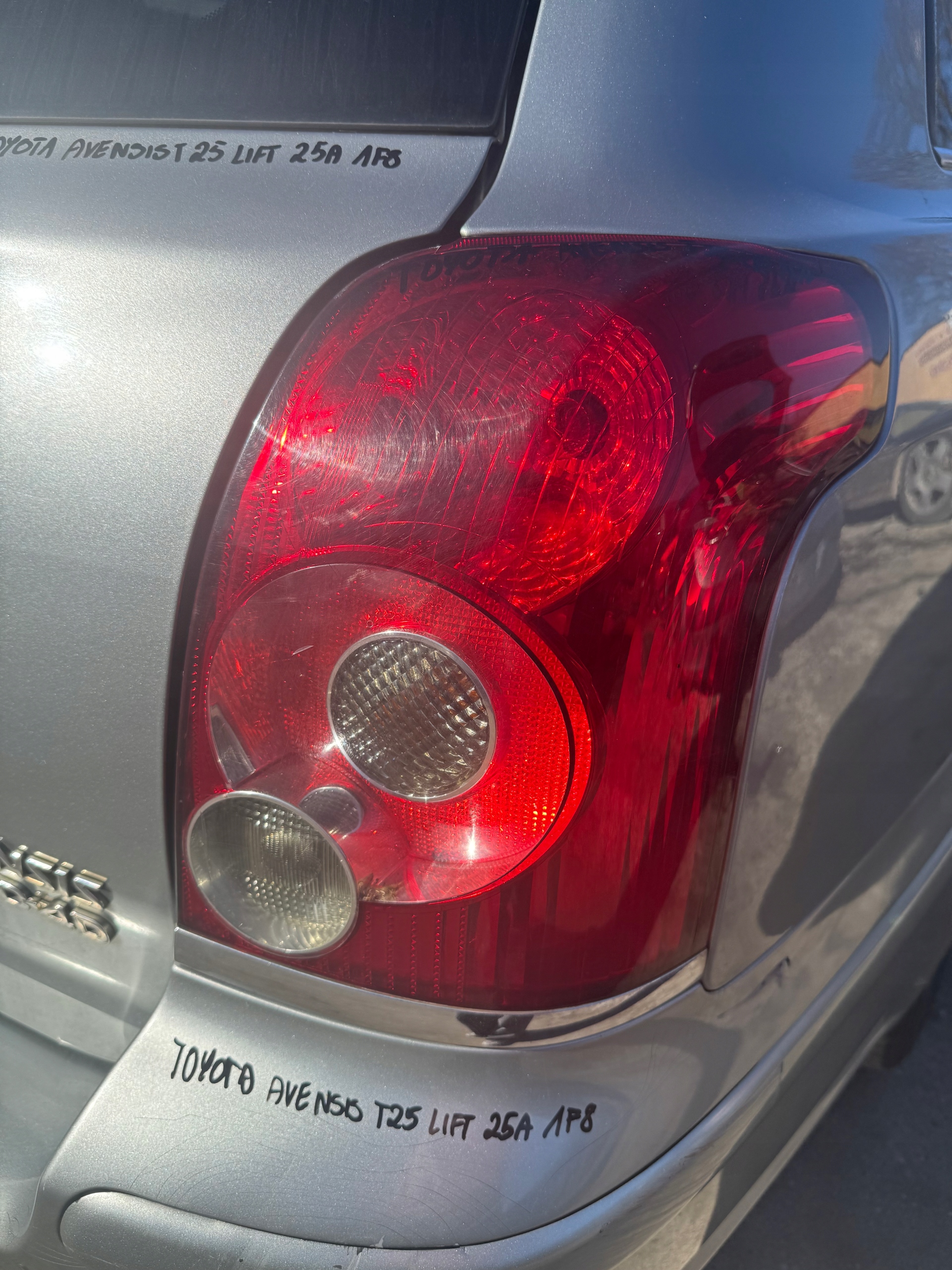 TOYOTA AVENSIS T25 LIFT LAMPA PRAWY TYŁ PRAWA TYLNA Numer katalogowy części TAVLPT