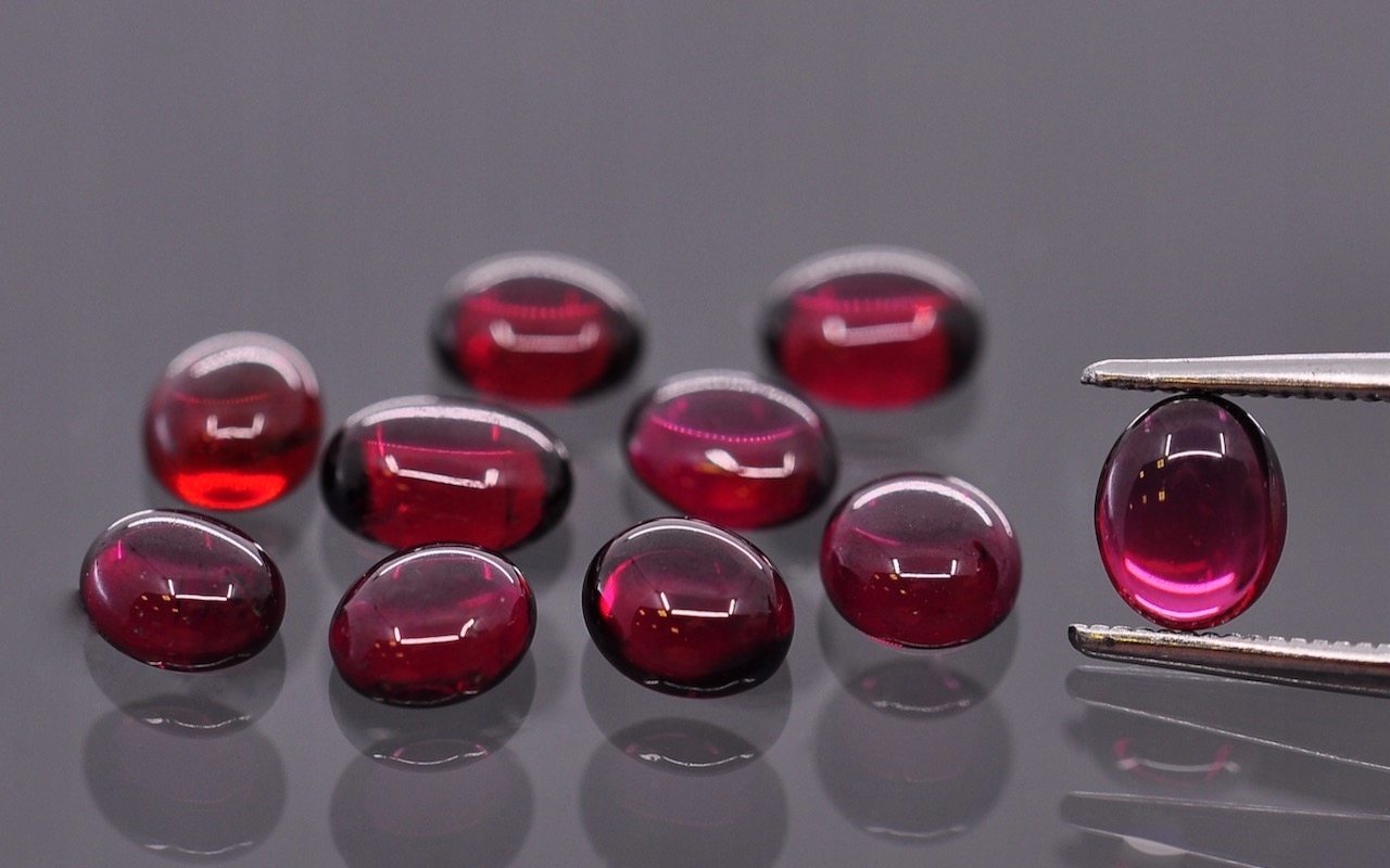 Granátové jablko Rodolit kabošon Set oválů 5x4,2-5,8x4,5