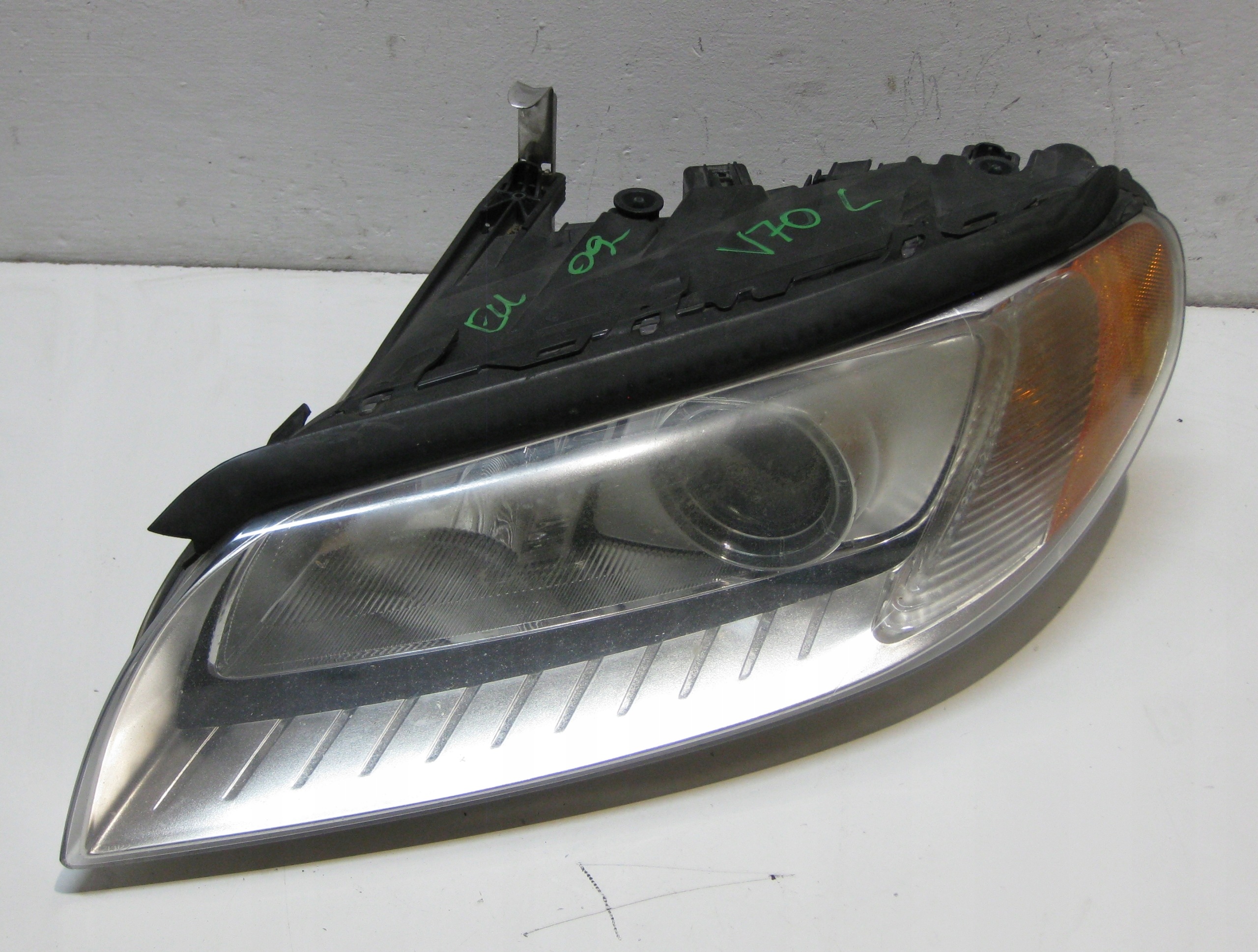 VOLVO V70 2.0 D 09R light left front XENON 31214347 EUROPA
