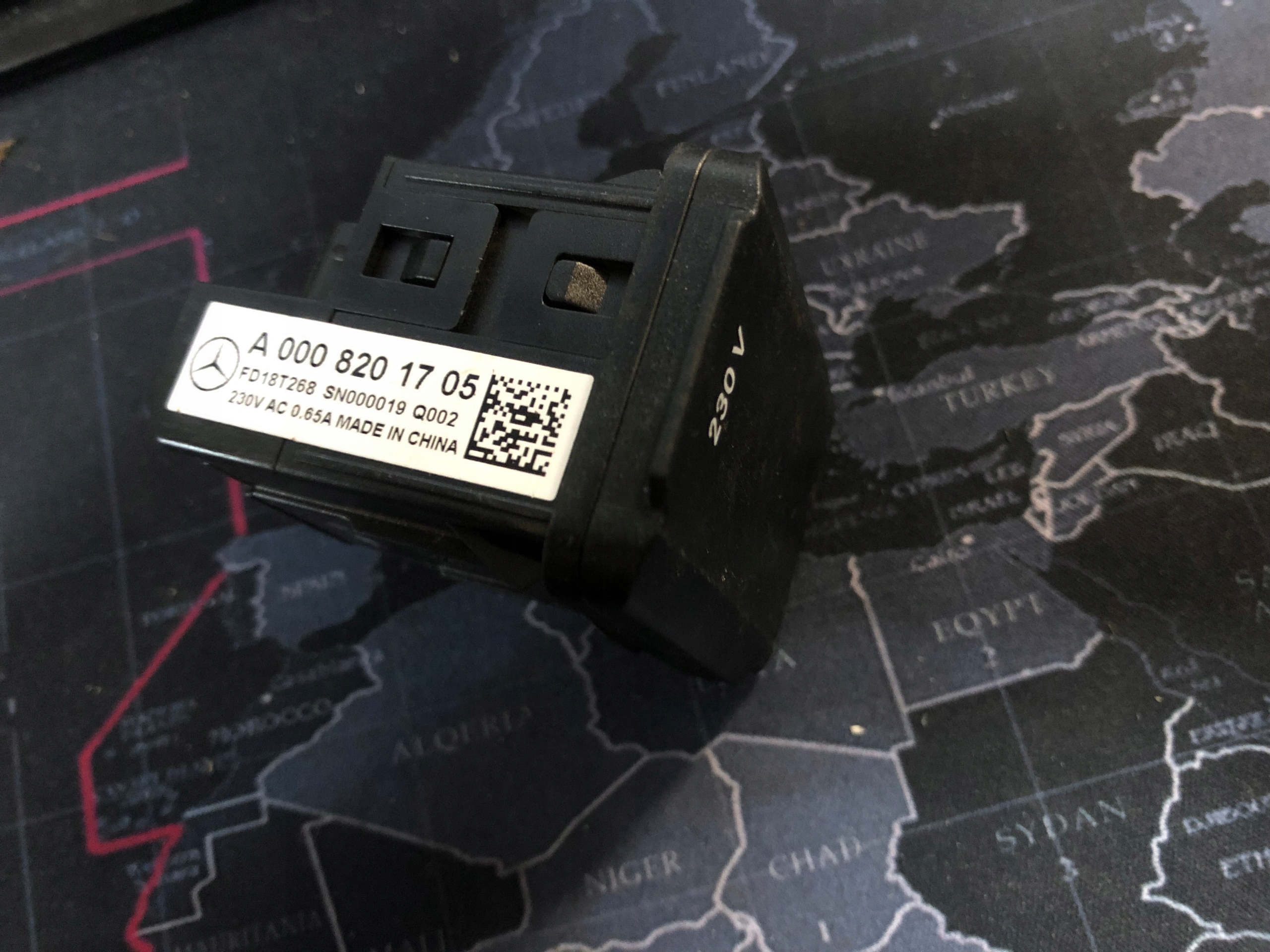 MERCEDES GNIAZDO PRZETWORNICY 230V 0008201705 Producent części Mercedes-Benz OE