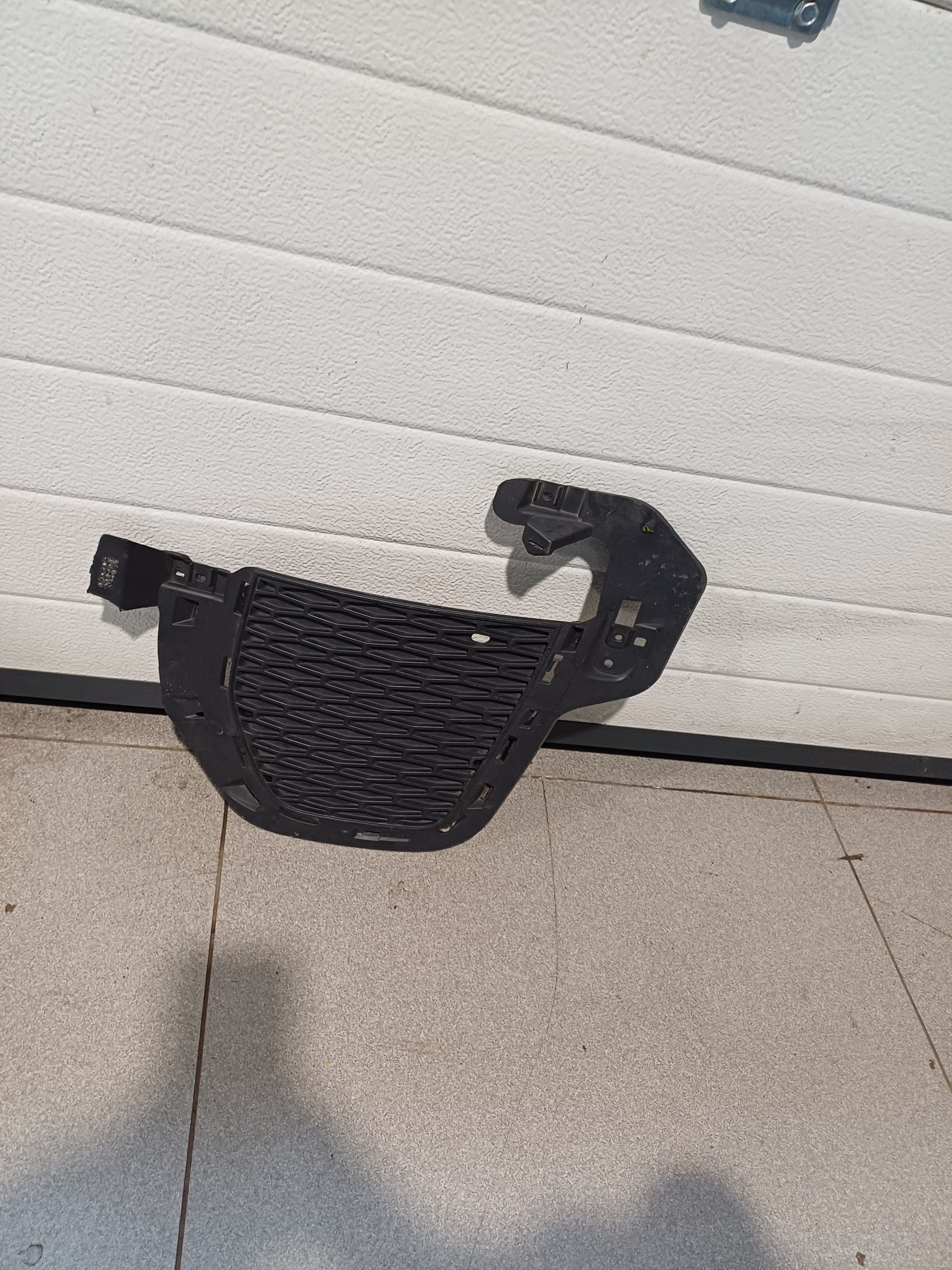 grid of a bumper left front front RANGE ROVER EVOQUE LIFT GJ32-15A299-B