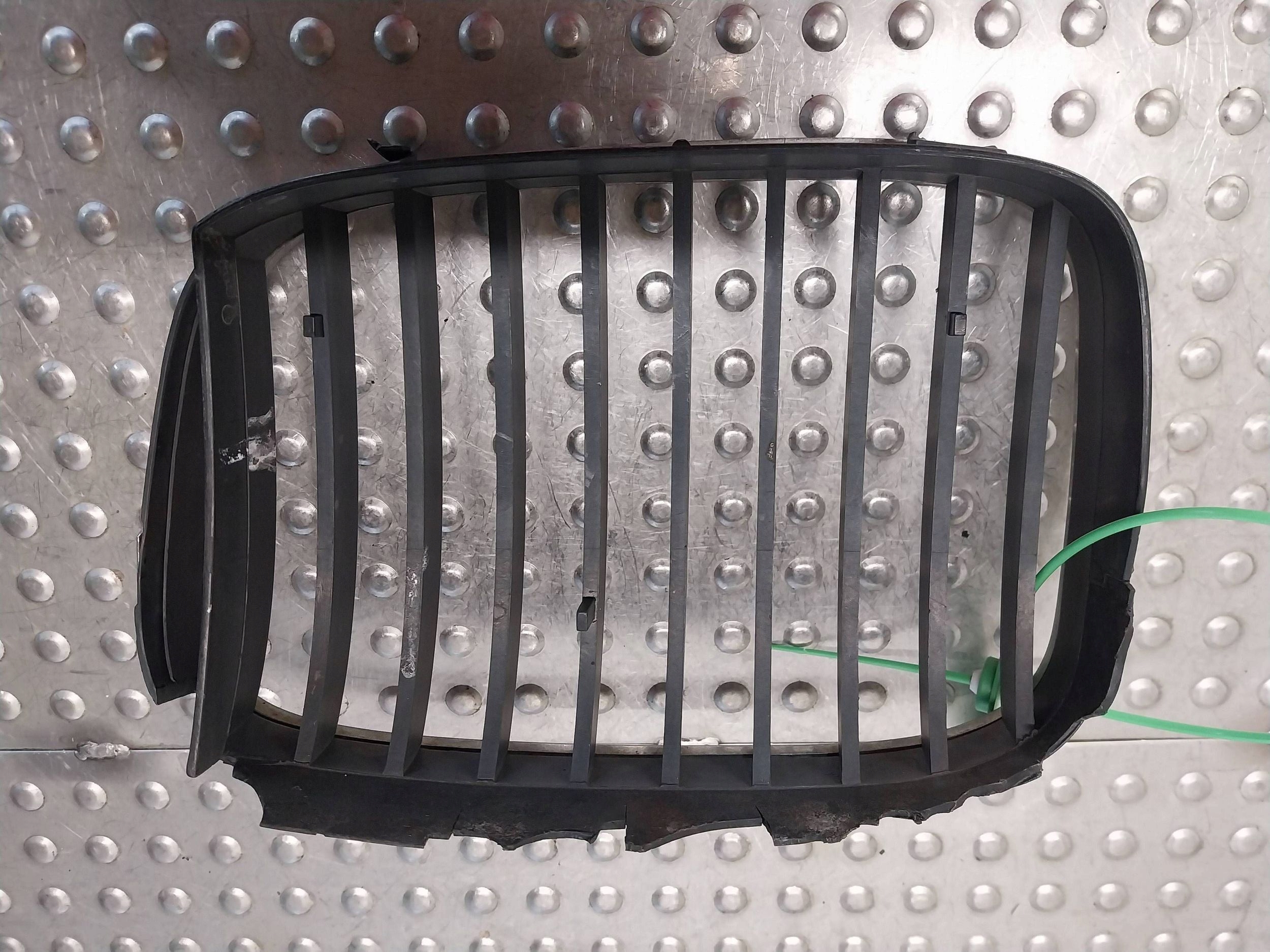 CHROM ATRAPY hűtőrács hip pack jobb 8159312 BMW 5 E39