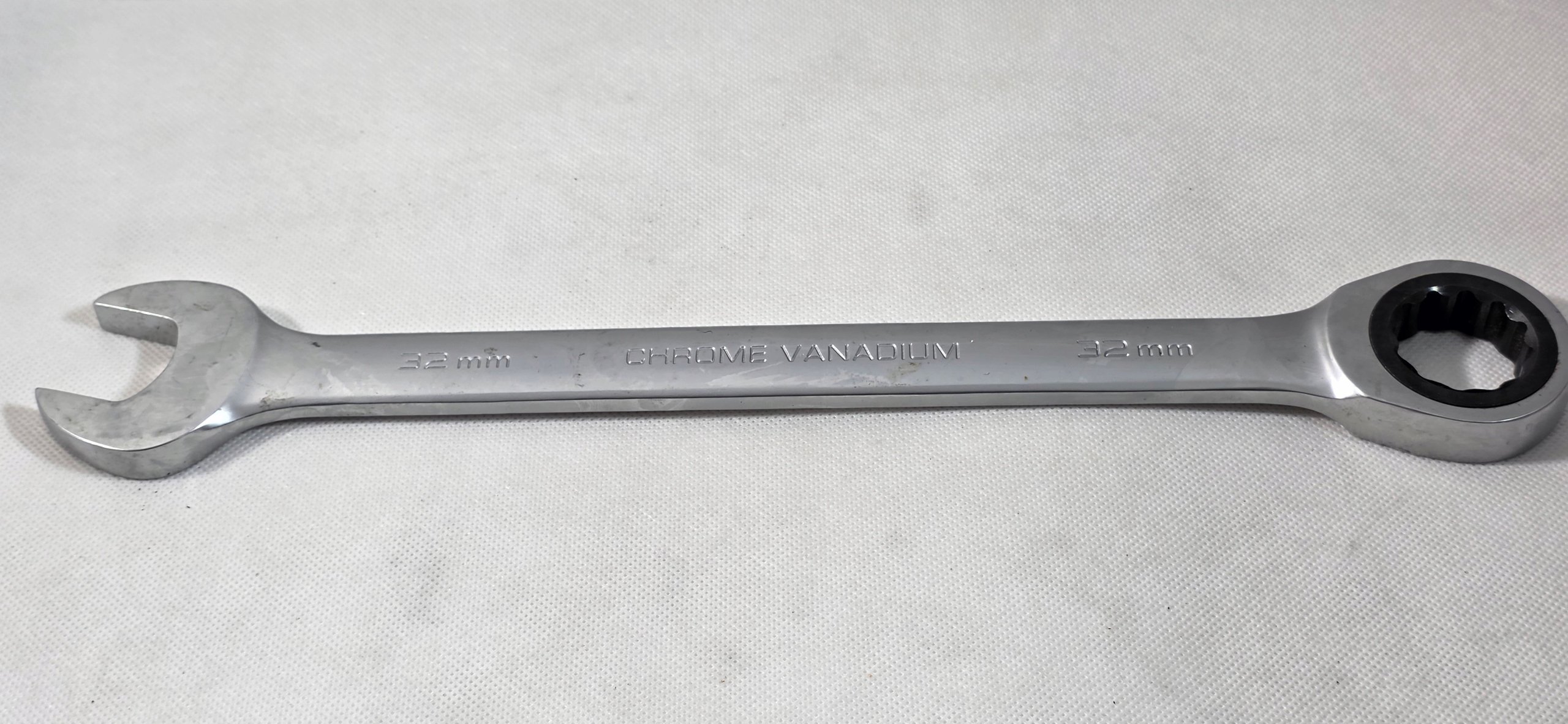 UŻYWANY MASYWNY KLUCZ PŁASKO-OCZKOWY Z GRZECHOTKĄ GLOBAL TOOLS 32MM