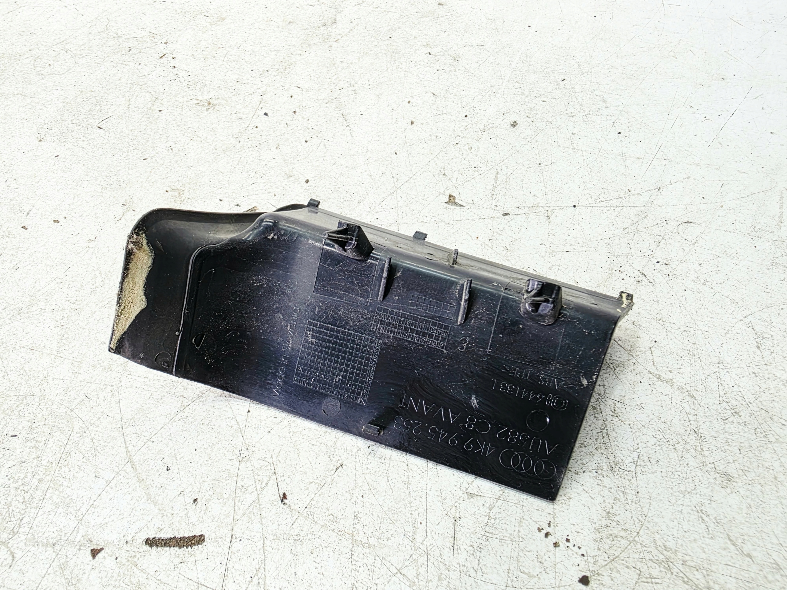 spoiler cover lights left rear part AUDI A6 C8 AVANT 4K9945253