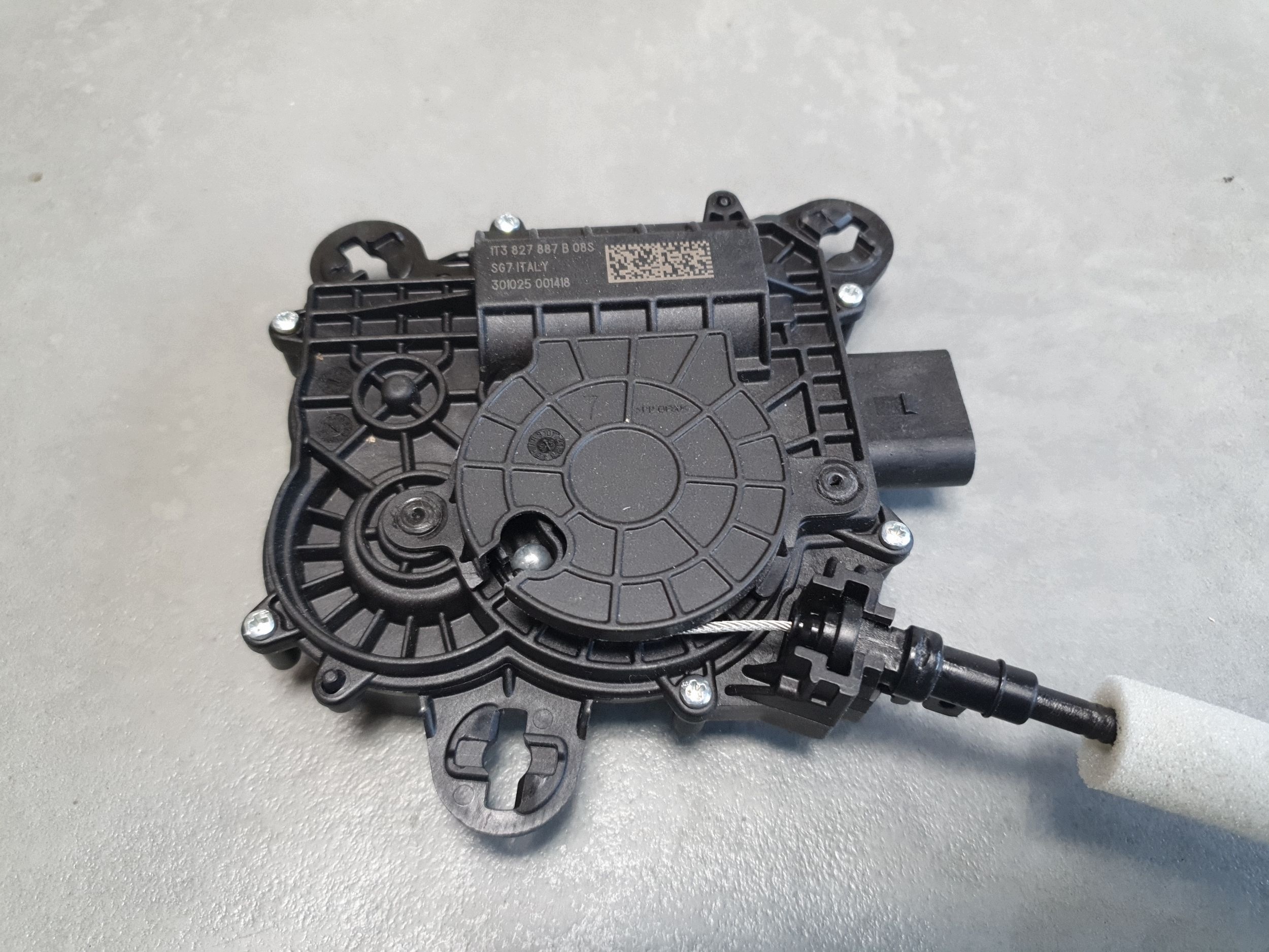 Audi Q6 e-tron dociag du capot coffre 1T3827887B