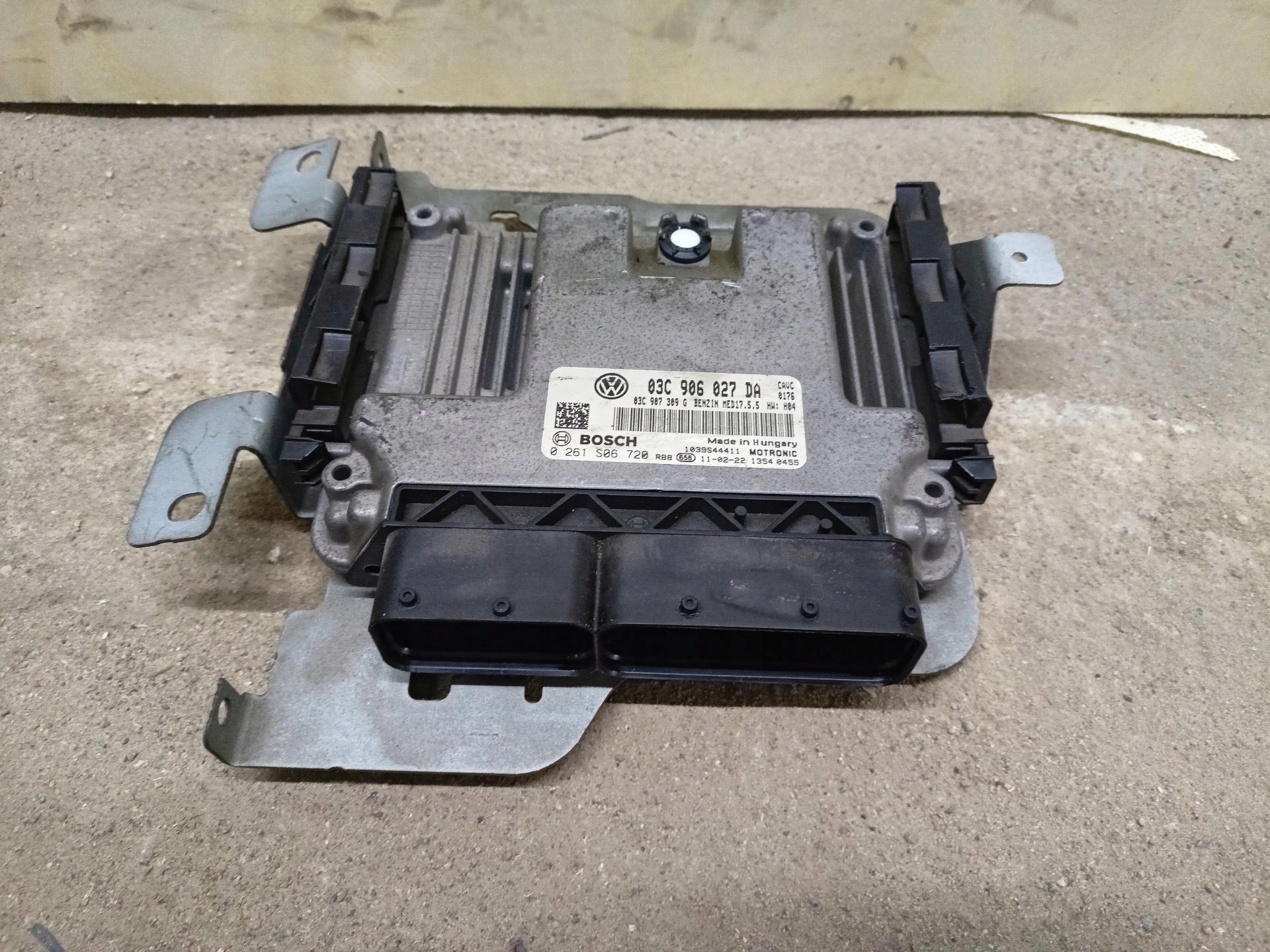 control unit of the engine Volkswagen Touran 2nd facelift 2011 03C906027DA