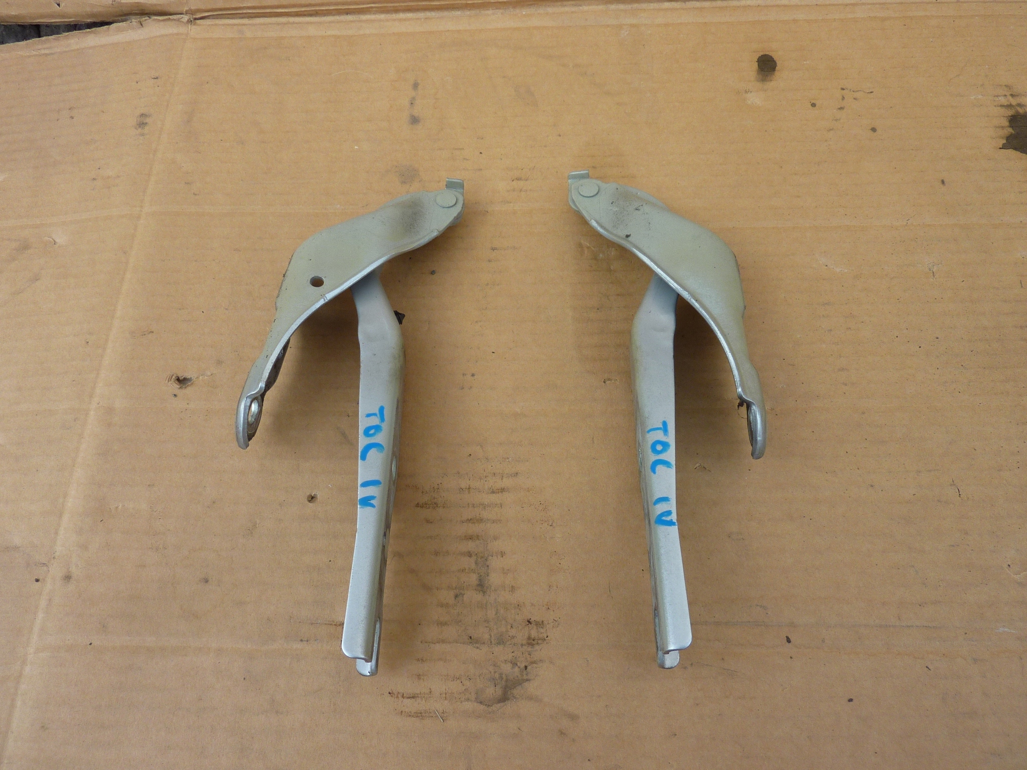 ПЕТЛЯ КАПОТА ПРАВАЯ SEAT TOLEDO IV SKODA RAPID