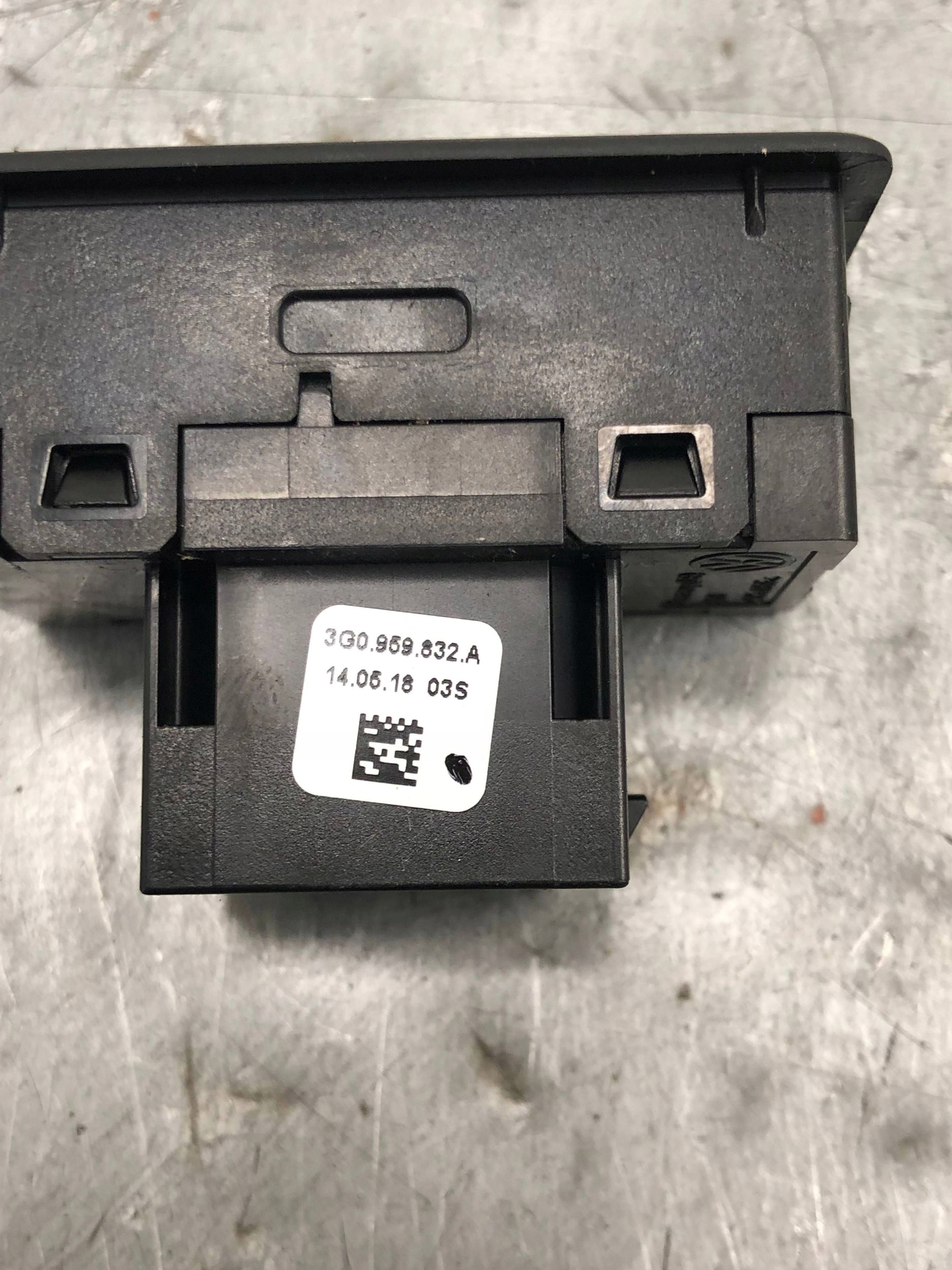 SILOWNIKI DOCIAG button bonnet electrical boot VW PASSAT B8 KOMBI