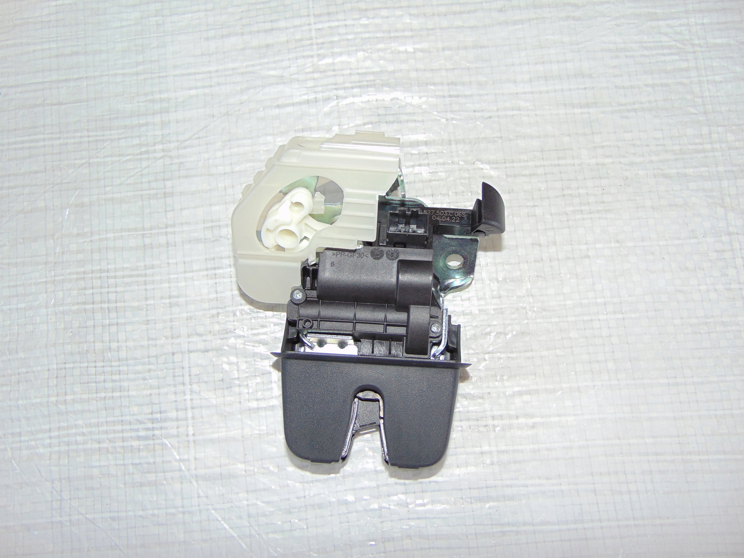 VW PASSAT B8 замок багажника задний 3G0827503C