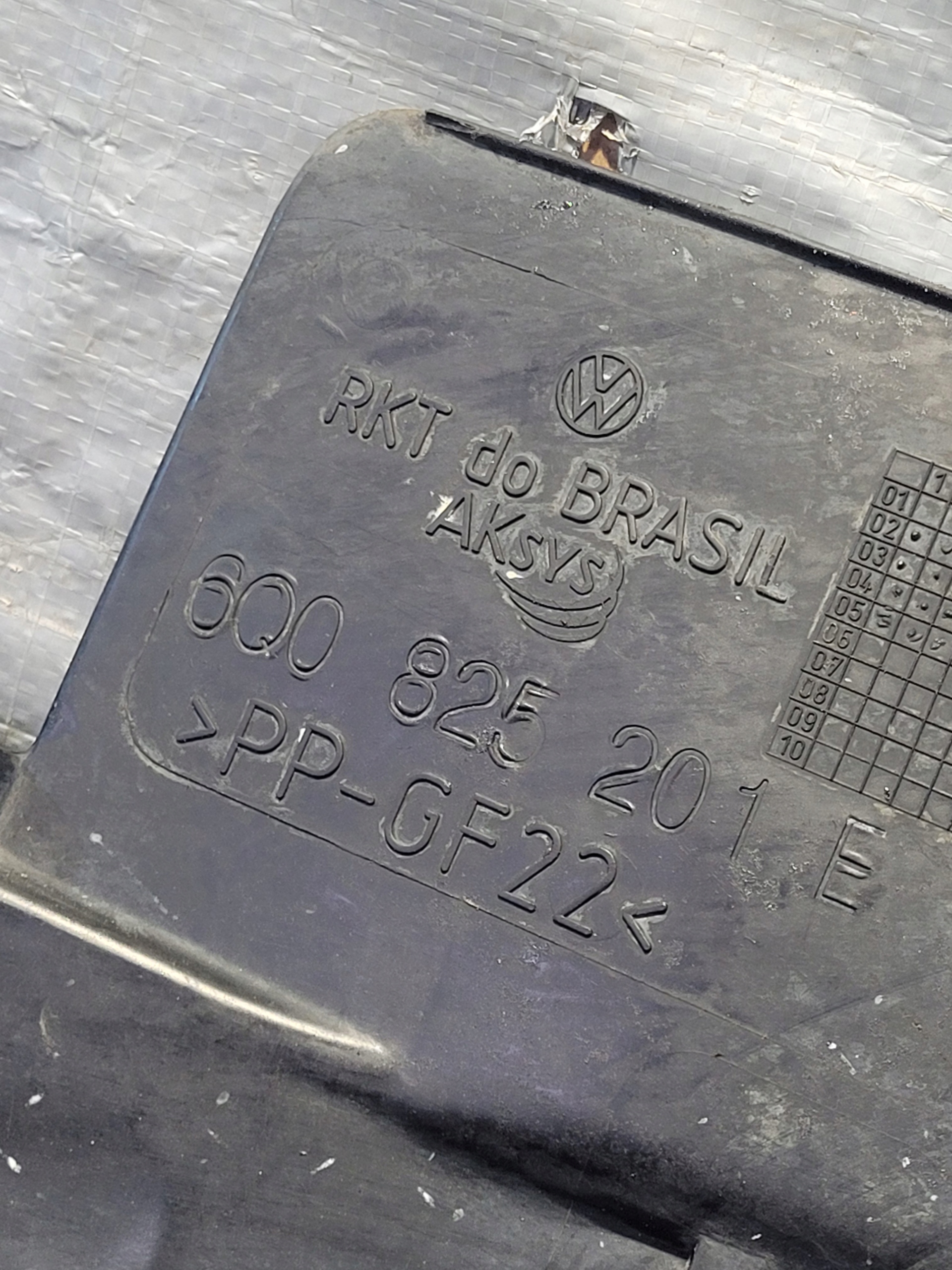 cover chassis left OE 6Q0825201E VOLKSWAGEN FOX 1.2B 05r.