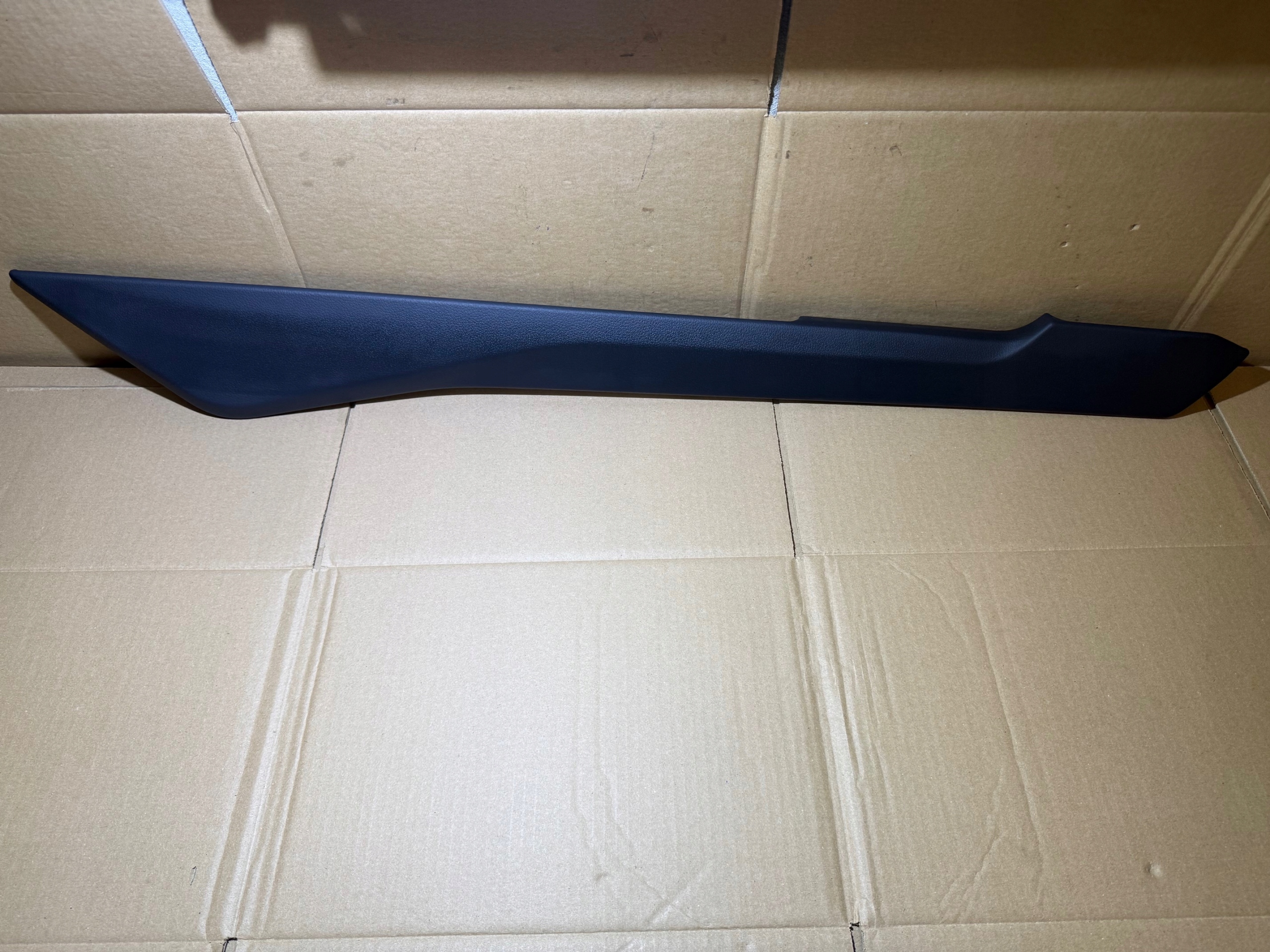 AUDI A6 C8 moulding side TUNELU SRODKOWEGO left 4K0863305