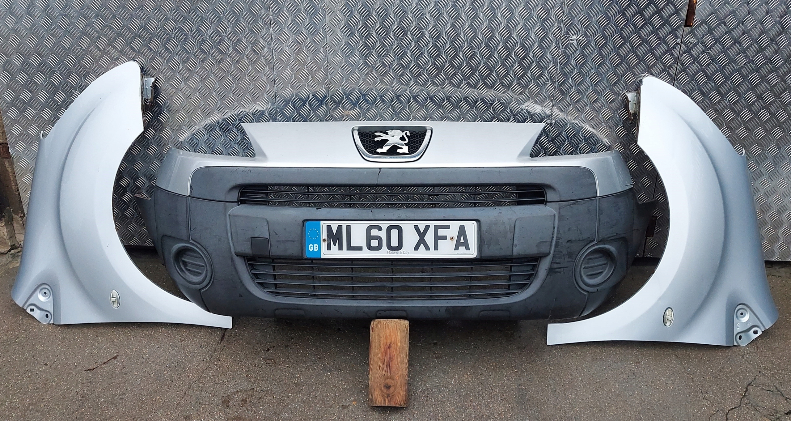 bumper front PEUGEOT PARTNER 08-15 LAK: EZR EZRC