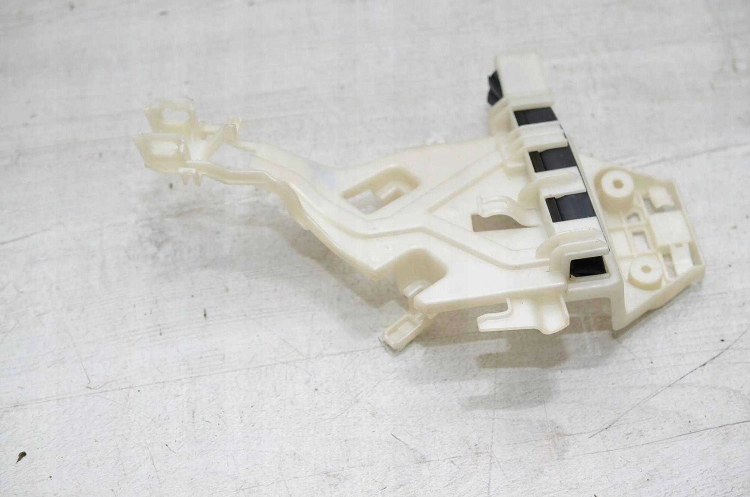 Alfa Romeo Giulia 2021 rear part side right holder