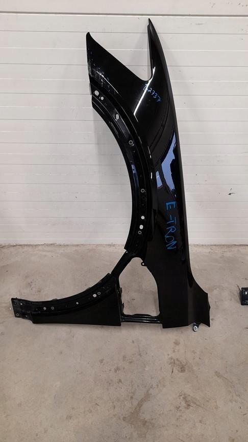 BŁOTNIK PRZEDNI LEWY AUDI E-TRON 4KE