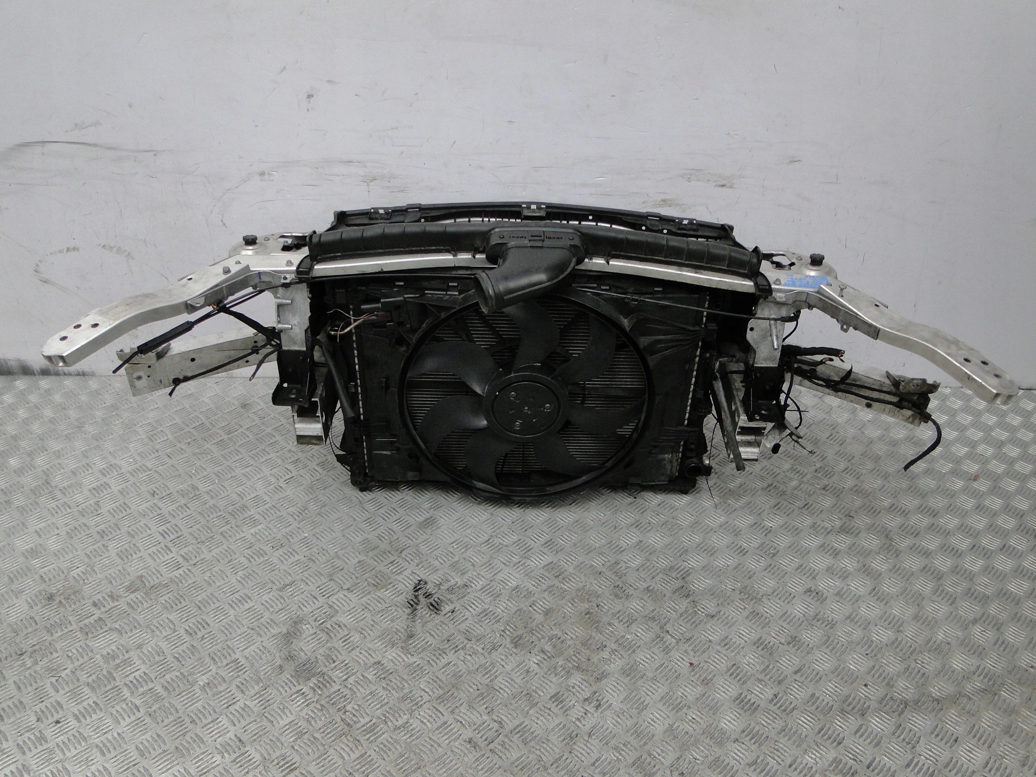 MERCEDES E KLASA W213 2.0 CDI CHLODNICE PAS PRZEDN A0999061000 A2136201801 Strona zabudowy przód