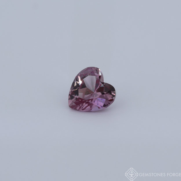 Laboratorně vyrobený safír intenzivní růže 7x5 mm, výbrus pear