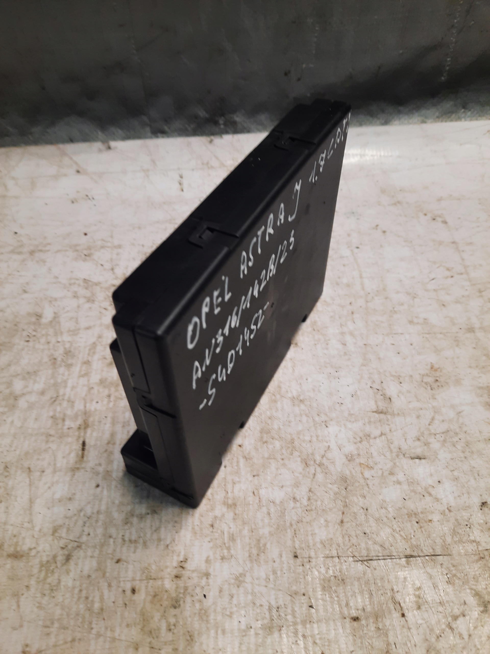 module control unit KOMFORTU OPEL ASTRA IV J 13589056