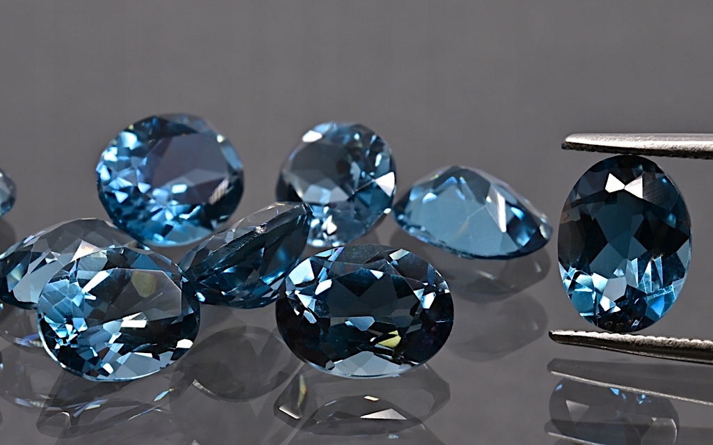 Topaz London blue fazetovaný ovál 7x5 mm