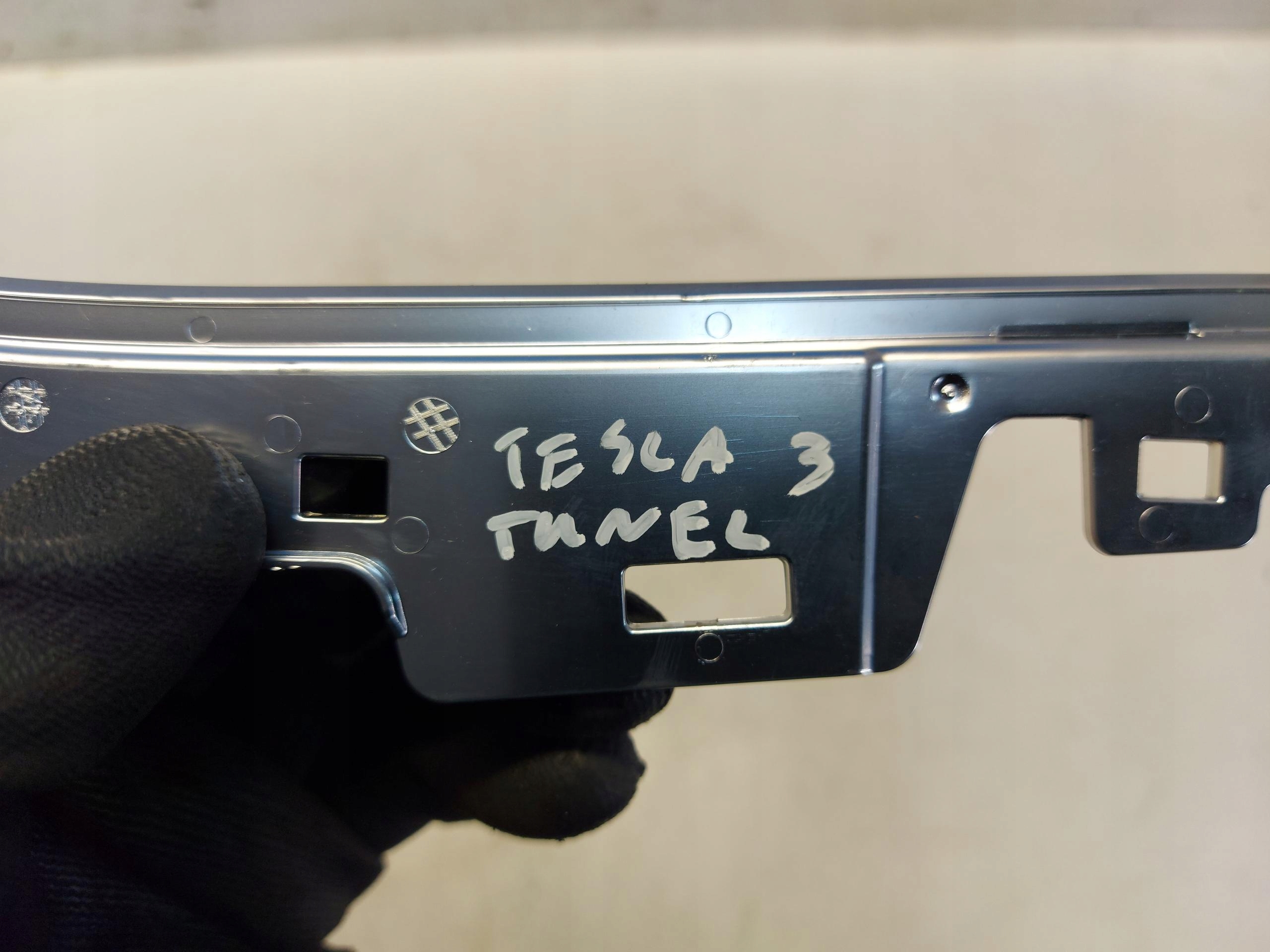 TESLA MODEL 3 moulding tunelu chrom right 1097165-00-a