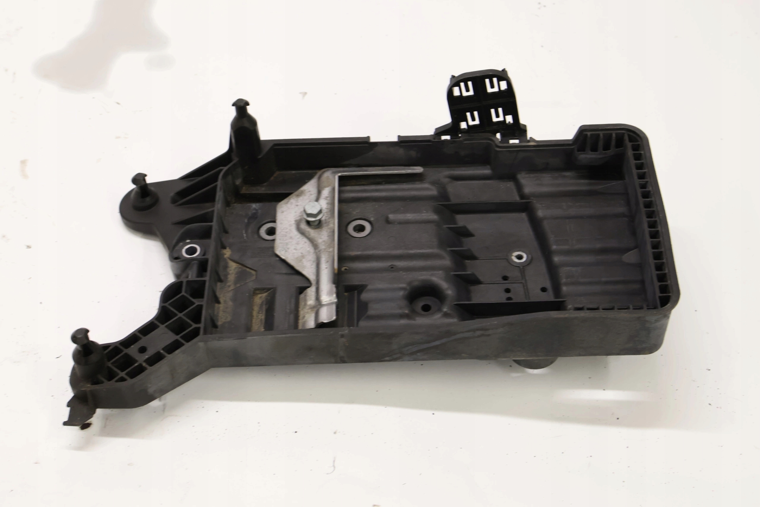 VW Touran 5TA podstawa akumulatora 5QF915331C