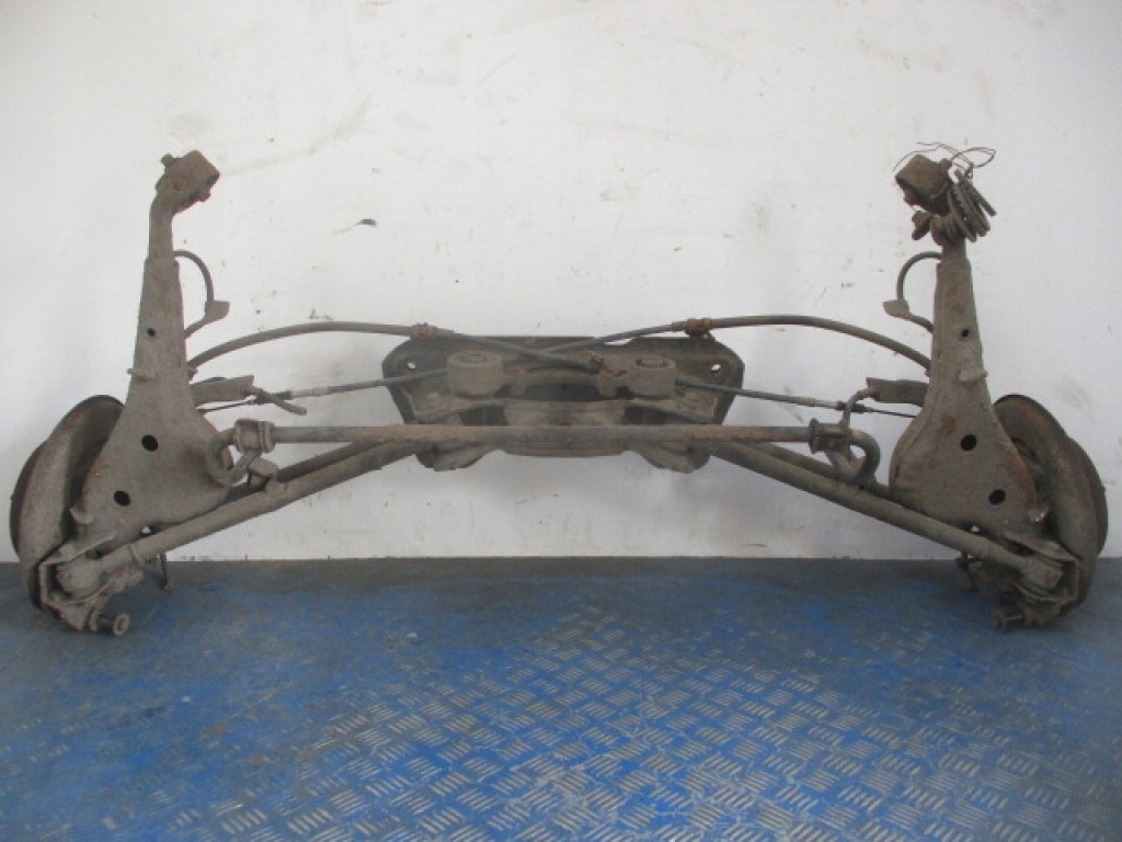 TOYOTA Rav4 IId 2002r ЗАДНЯ БАЛКА ПІДРАМНИК ПІДВІСКА ВАЖЕЛЯ ЗАД.