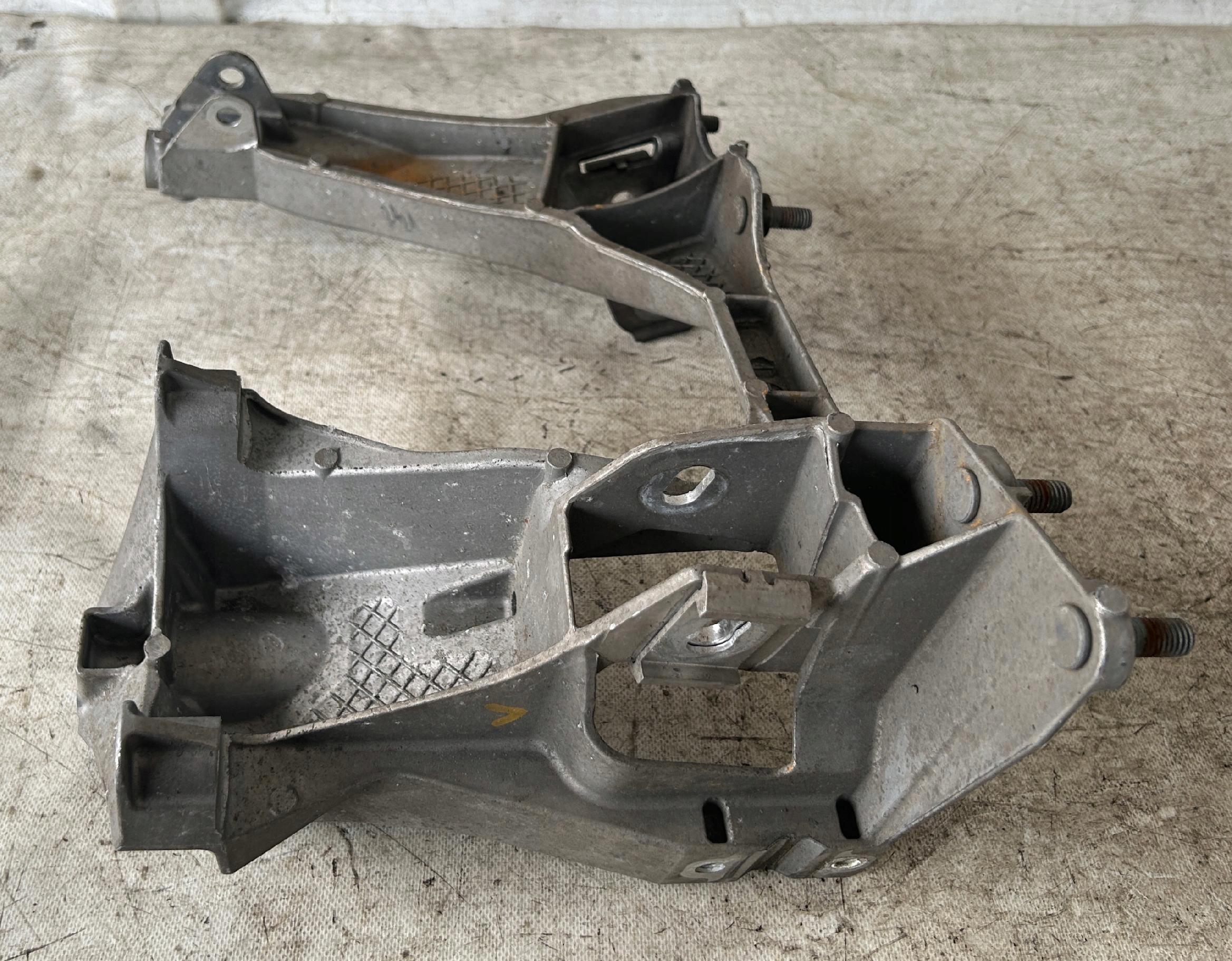bracket WOZKA rear part left PORSCHE 981 98133115105