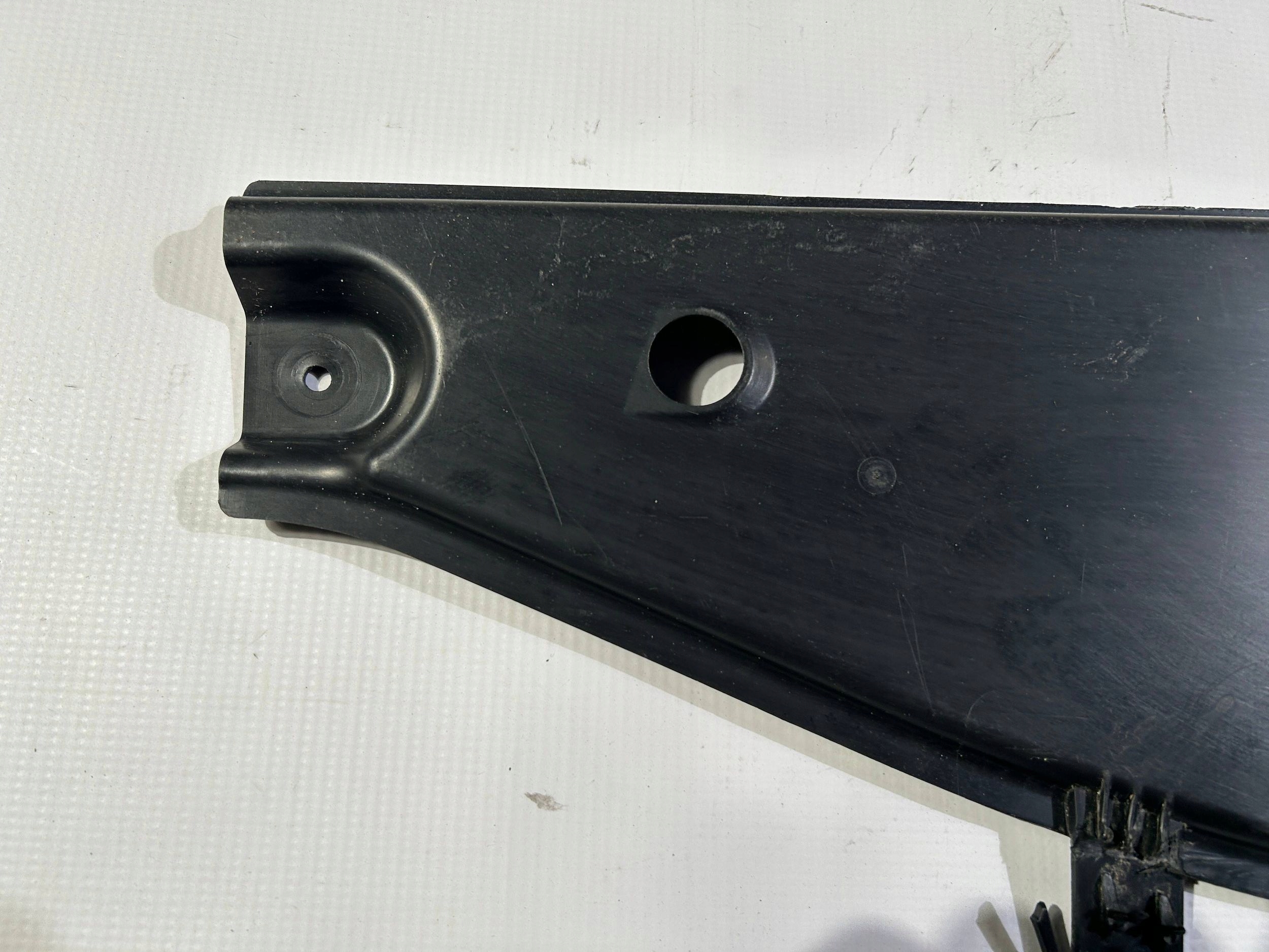 cover front front chassis cover right Chrysler Pacifica 2017