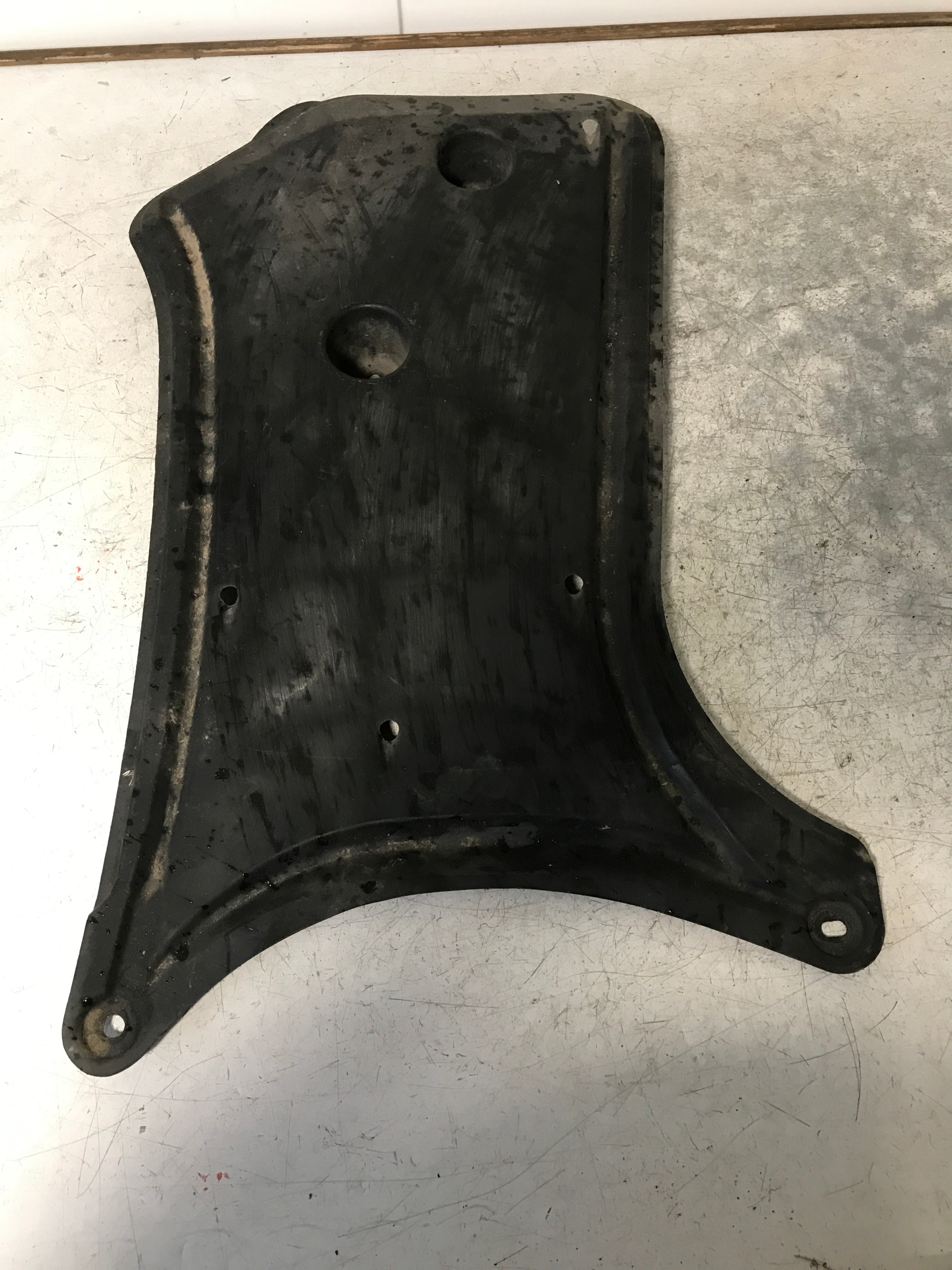 cover chassis AUDI A4 B8 8K0825219