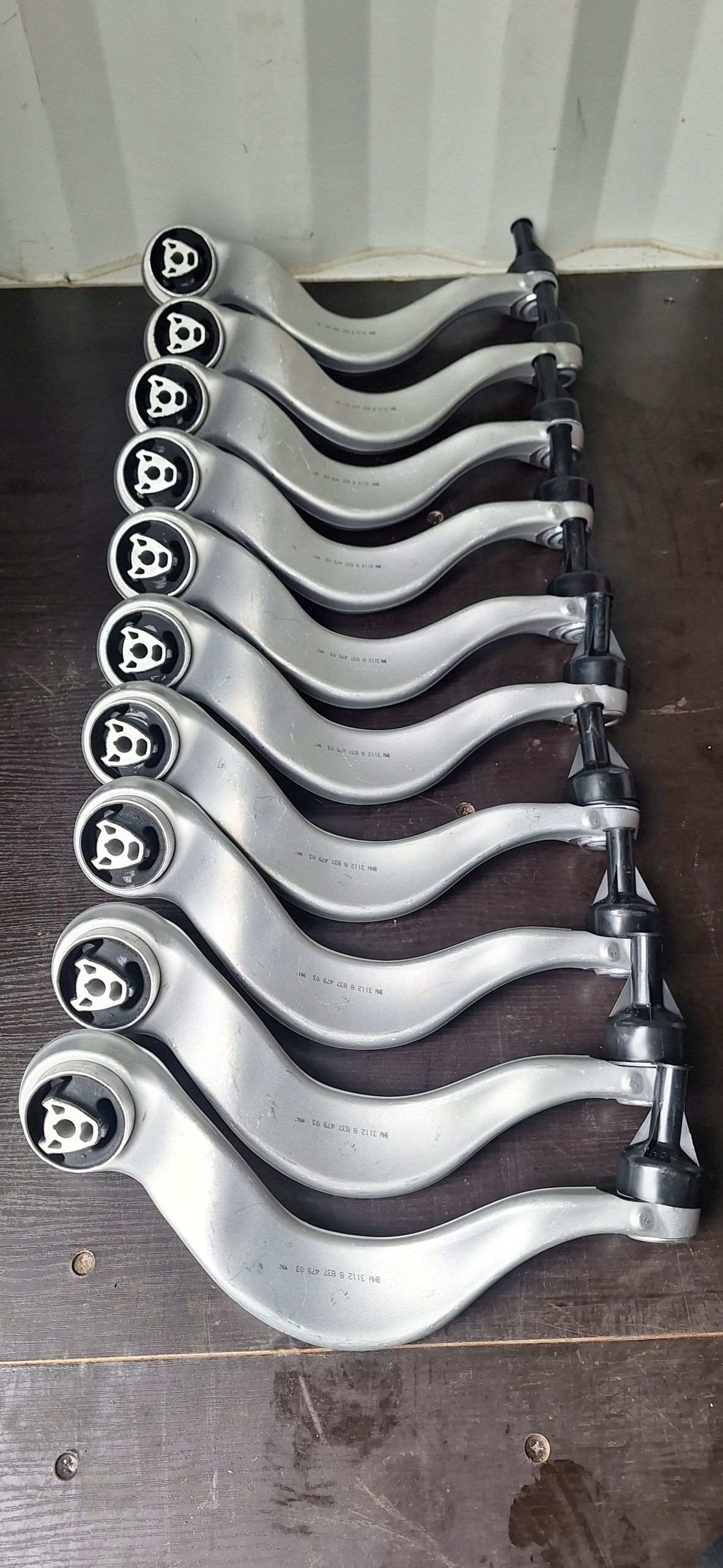 WAHACZ PRZEDNI LEWY BANAN ROZPRĘŻNY BMW 5 I5 G60 MODEL 8837479