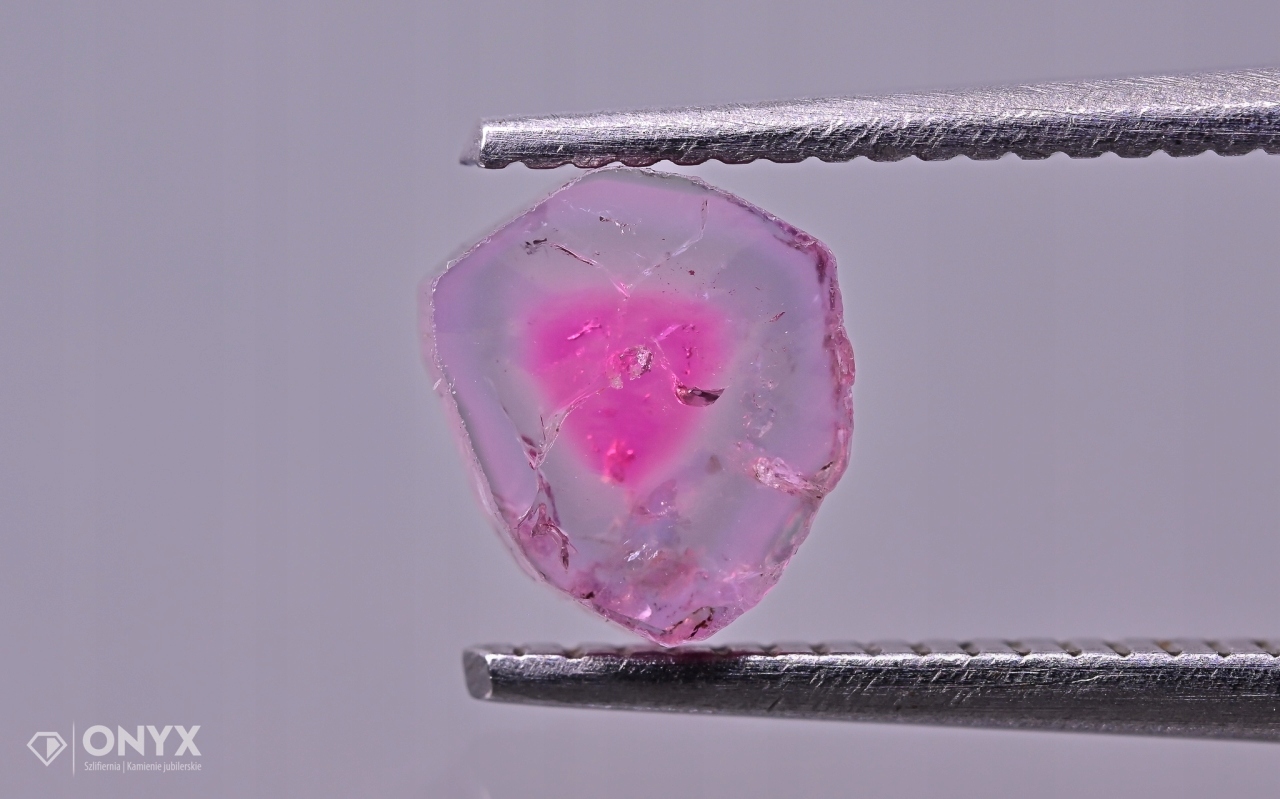 Turmalín nepravidelná destička 6x5 mm